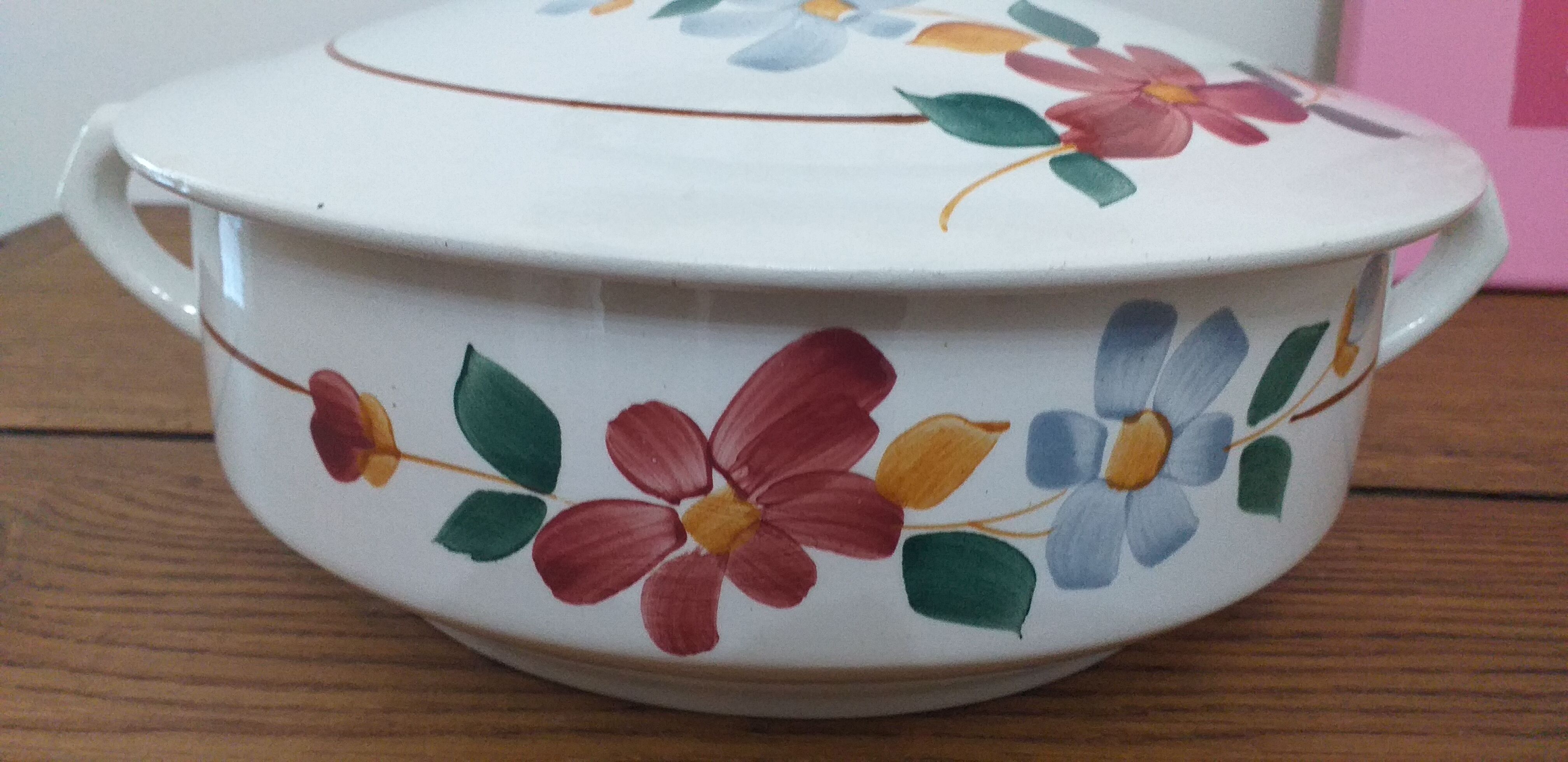 Sigh with porcelain lid Saint Amand model 7011