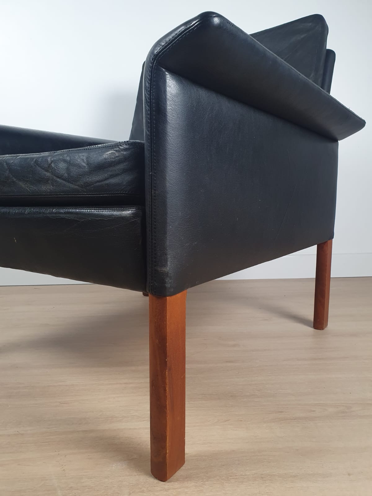 D500 armchair in black leather by Hans Olsen 1960