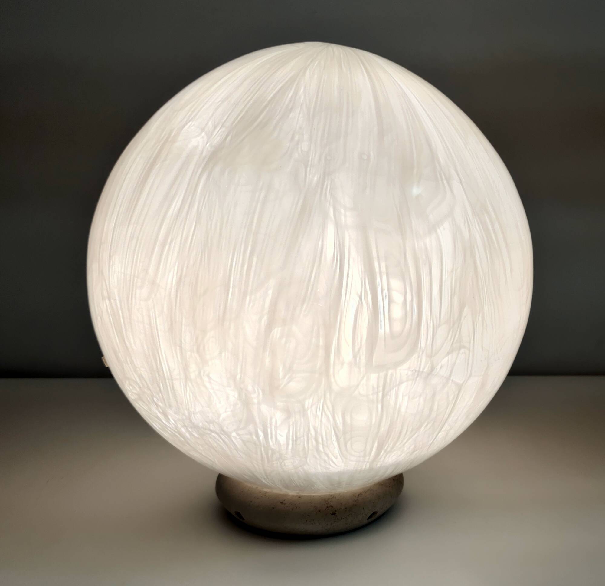 Lampe de table sphérique en verre soufflé de Murano blanc par La Murrina avec Murrines