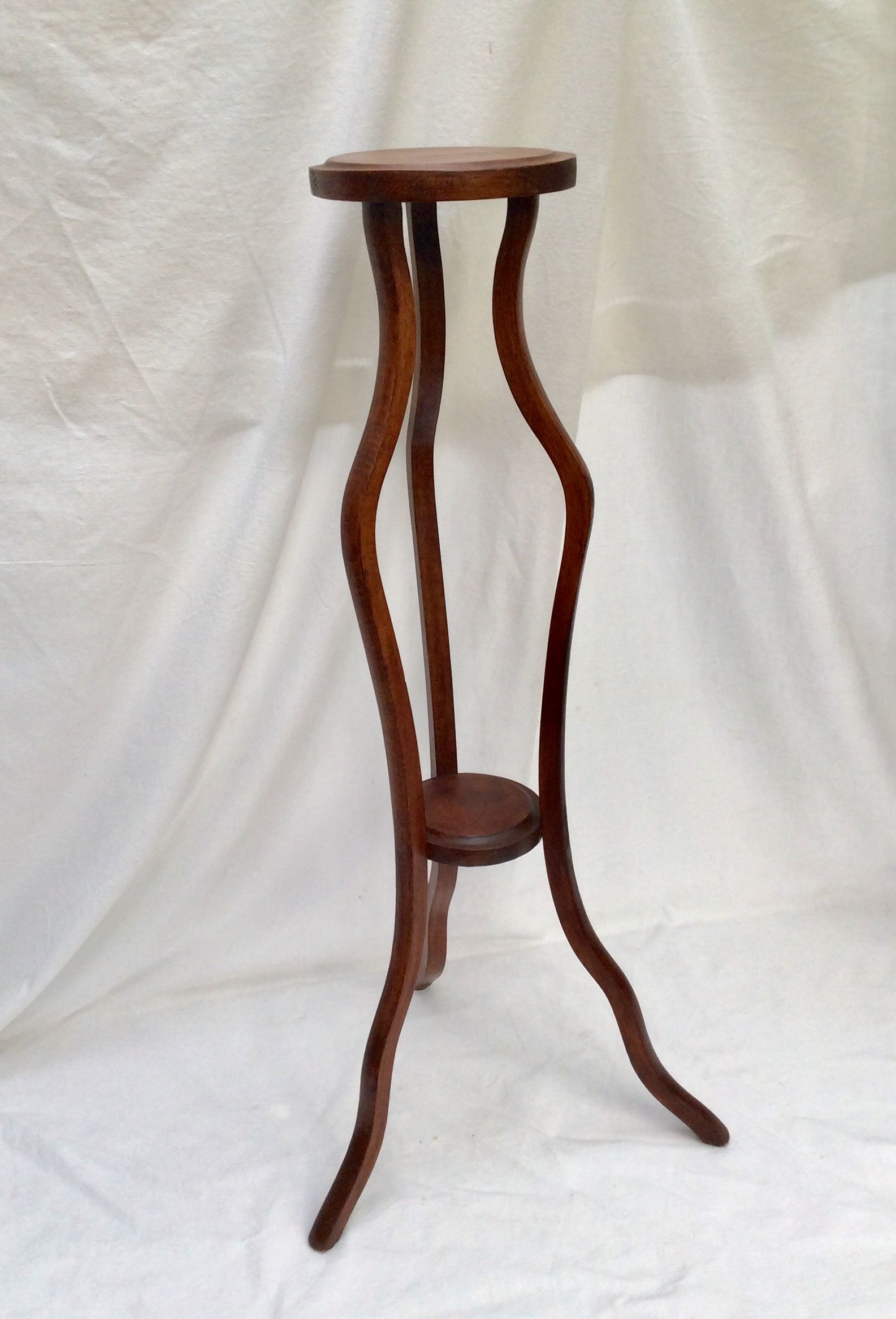 Round tripod wooden table with double size tray