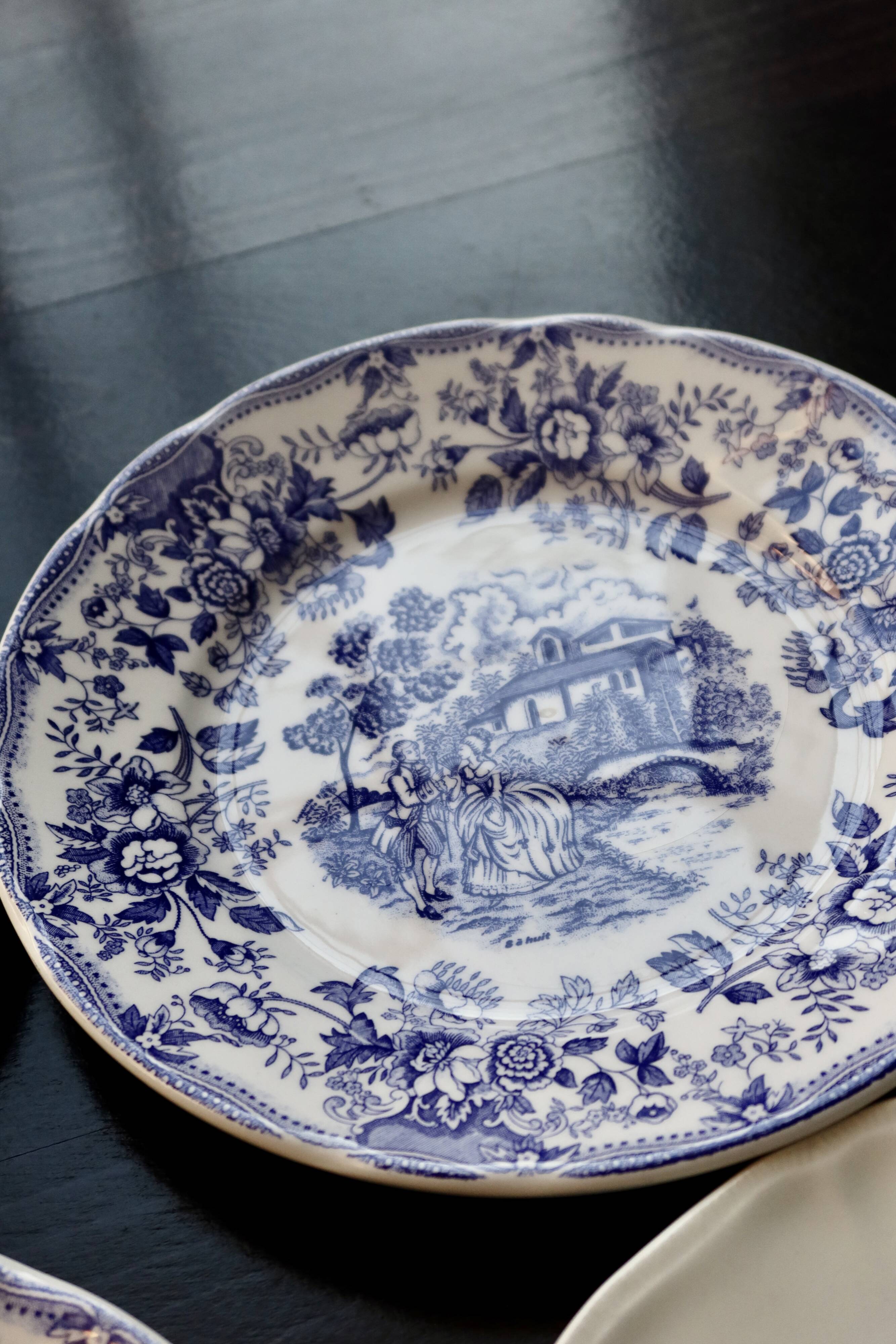 4 mismatched vintage flat plates in blue and white earthenware - Cambrid lot