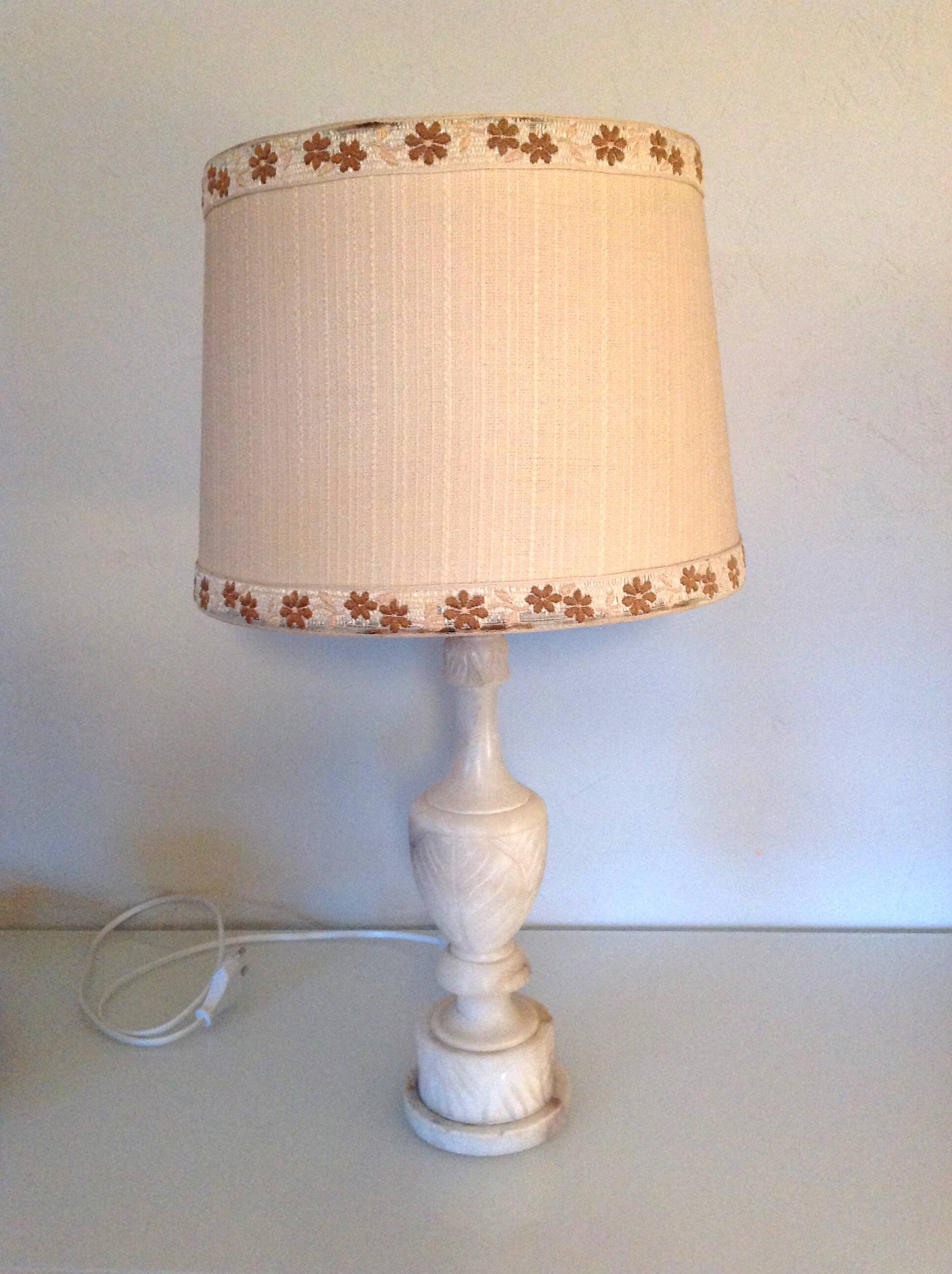 Lampe en albatre et abat jour tissu ecru / vintage années 50-60