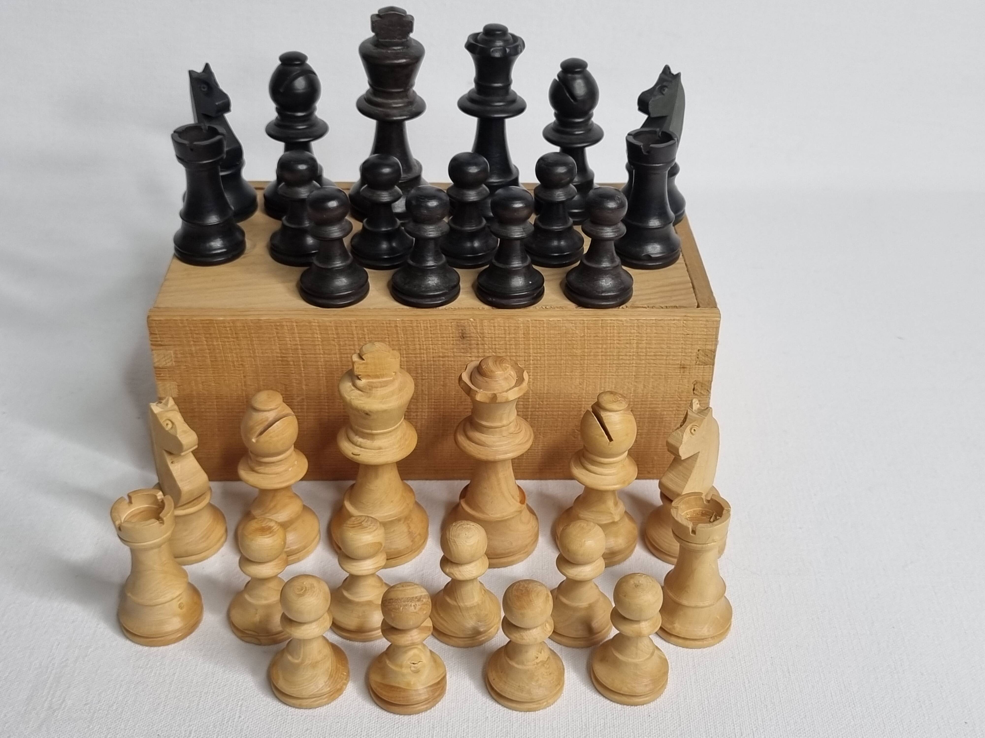 Antique Staunton Design Chess Set - Turned Wood Pieces (King 7cm)