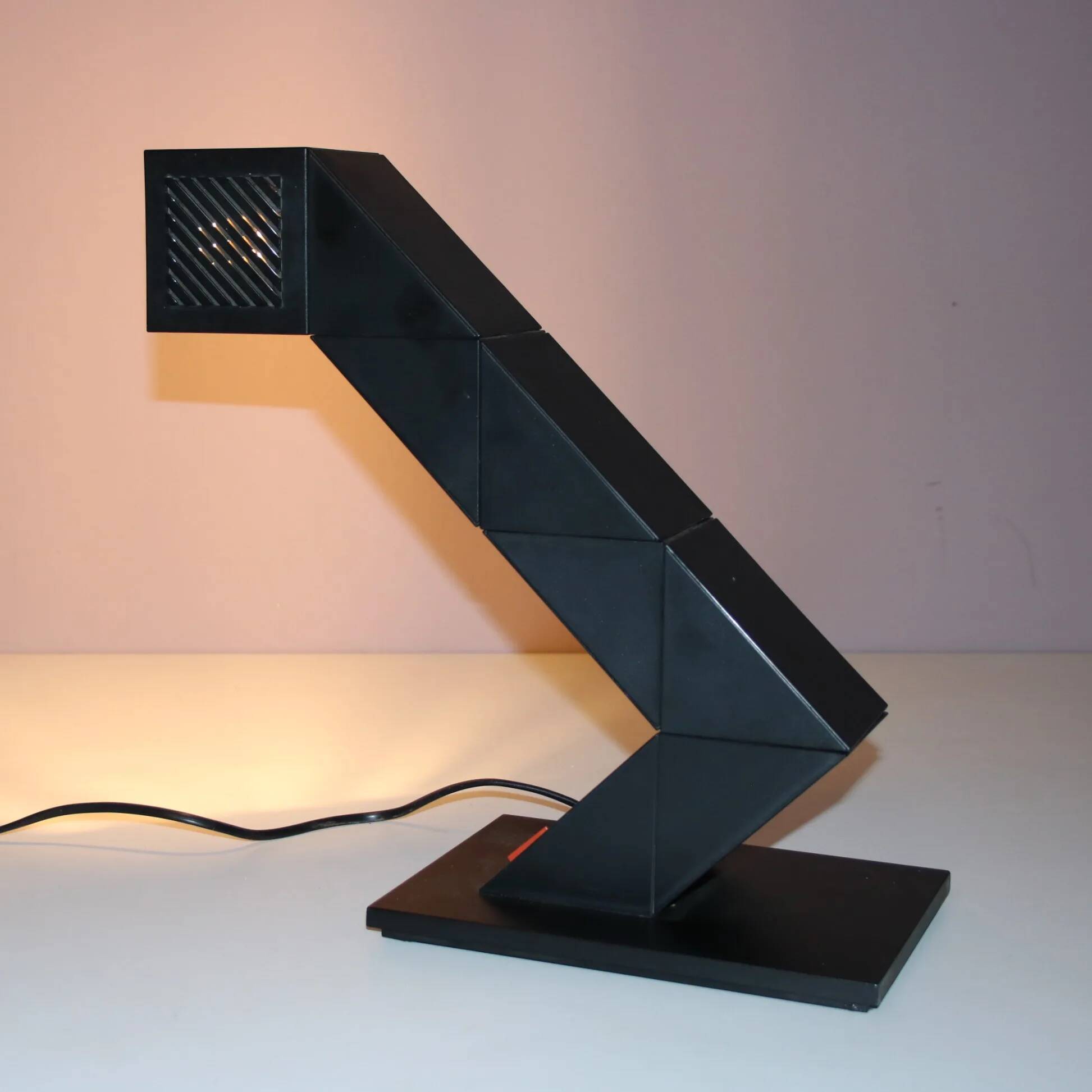 Lampe de bureau « Zig Zag » des années 1980, conçue par Shui L. D. Chan pour New Horizons, Hong Kong.