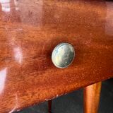 Paire de tables de chevet ou de nuit en acajou laqué aux pieds compas