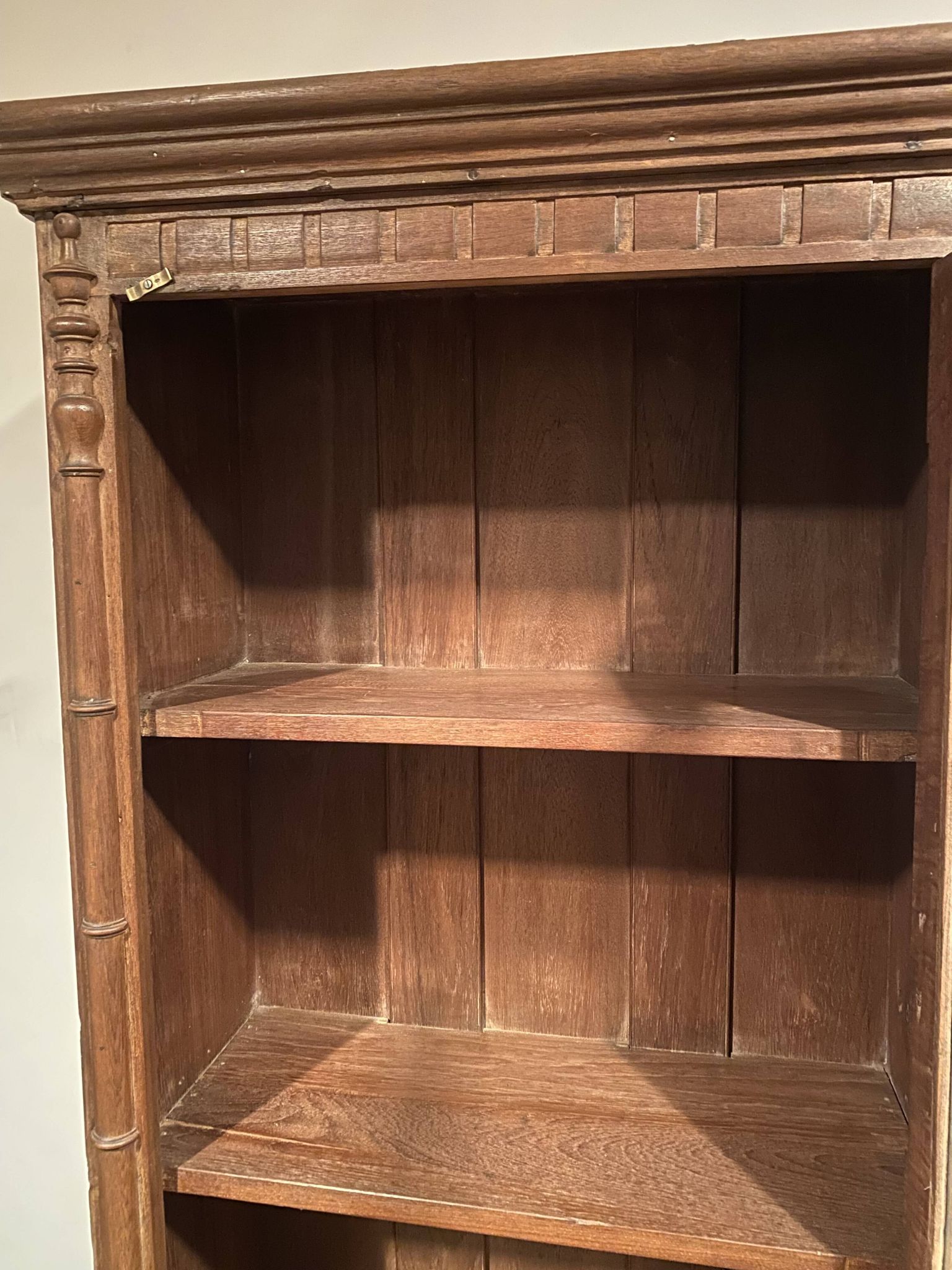 Vitrine de style colonial  en teck