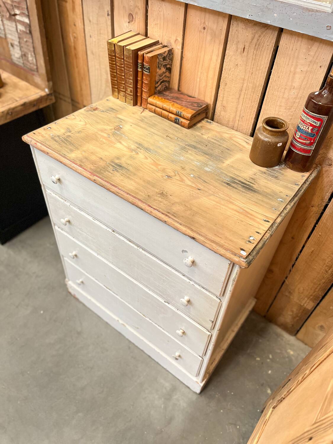 Old 4-drawer chest of drawers, original patina