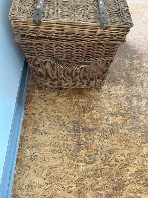 Ancienne malle de transport en osier, début du XXe