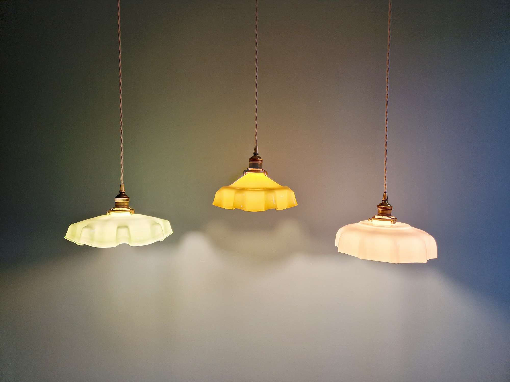 Trio de suspensions Art Déco en opaline colorée, années 1930