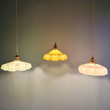 Trio de suspensions Art Déco en opaline colorée, années 1930
