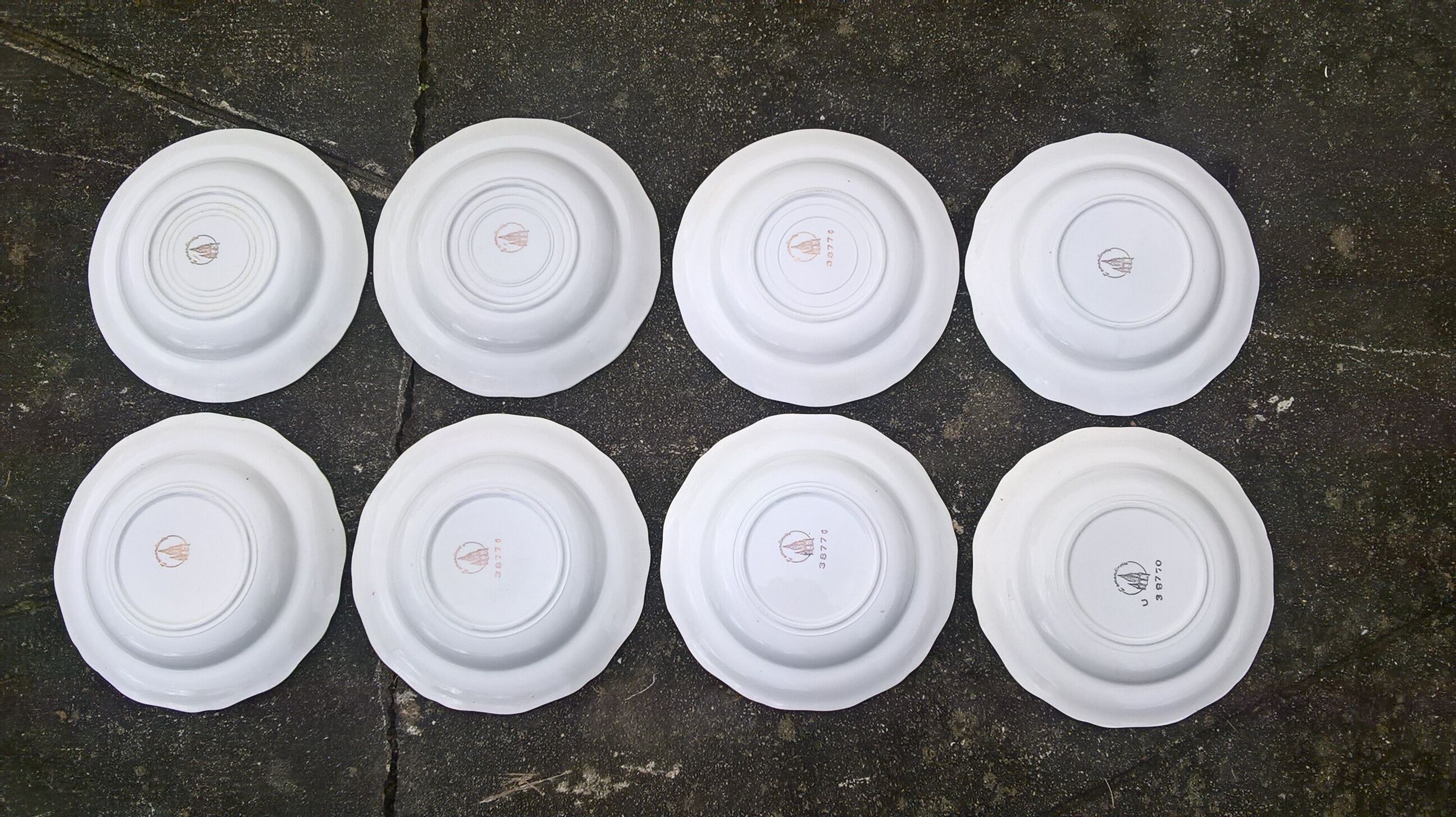 8 hollow plates L'Amandinoise