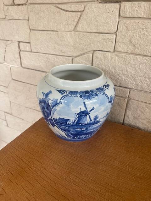 Delf earthenware pot