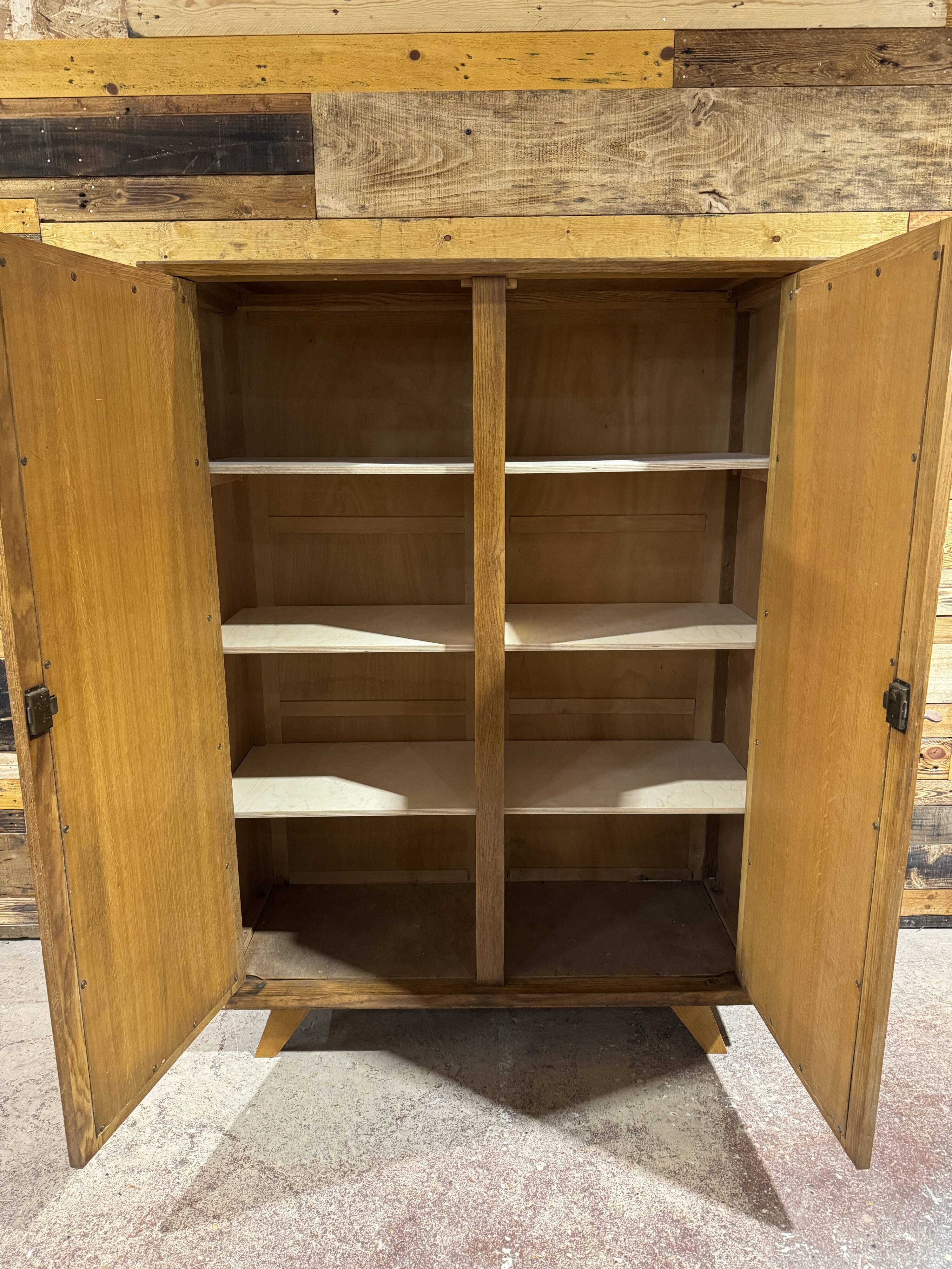 Armoire vintage en rotin et chêne