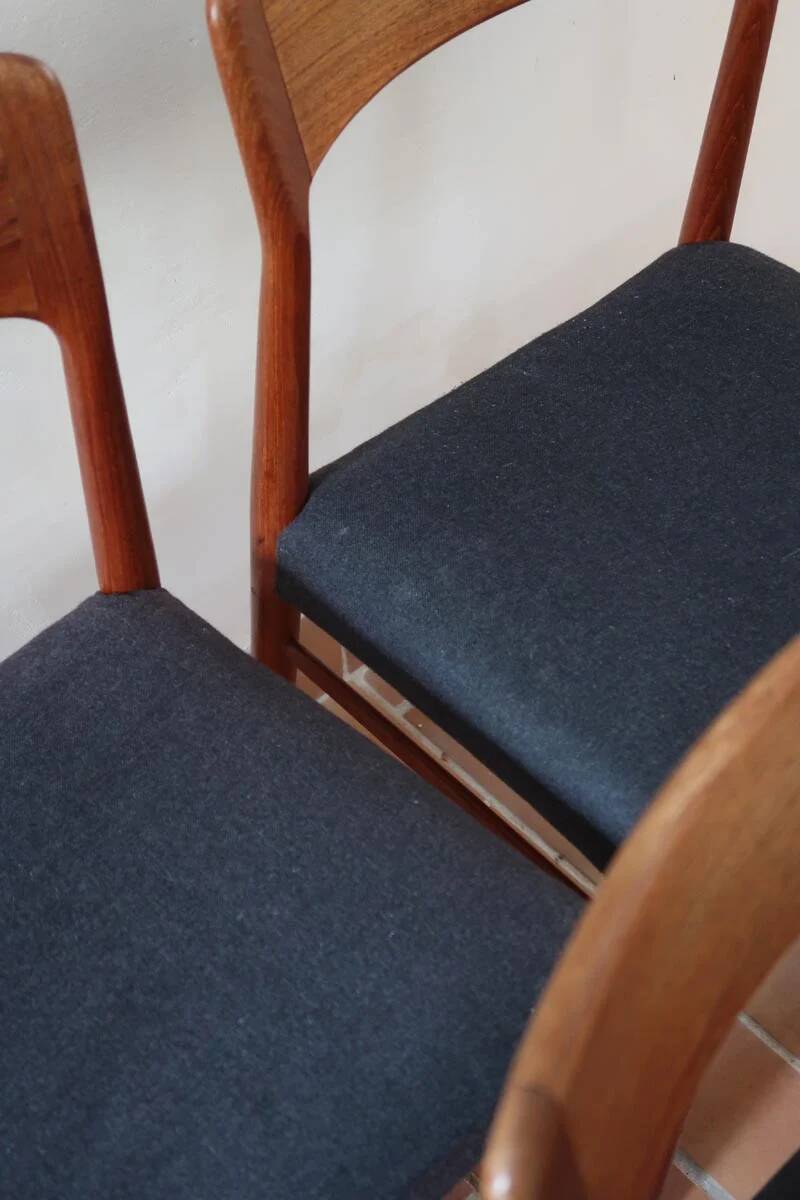 4 vintage Scandinavian chairs in teak and blue fabric - Model 26 by Henning Kjærnulf