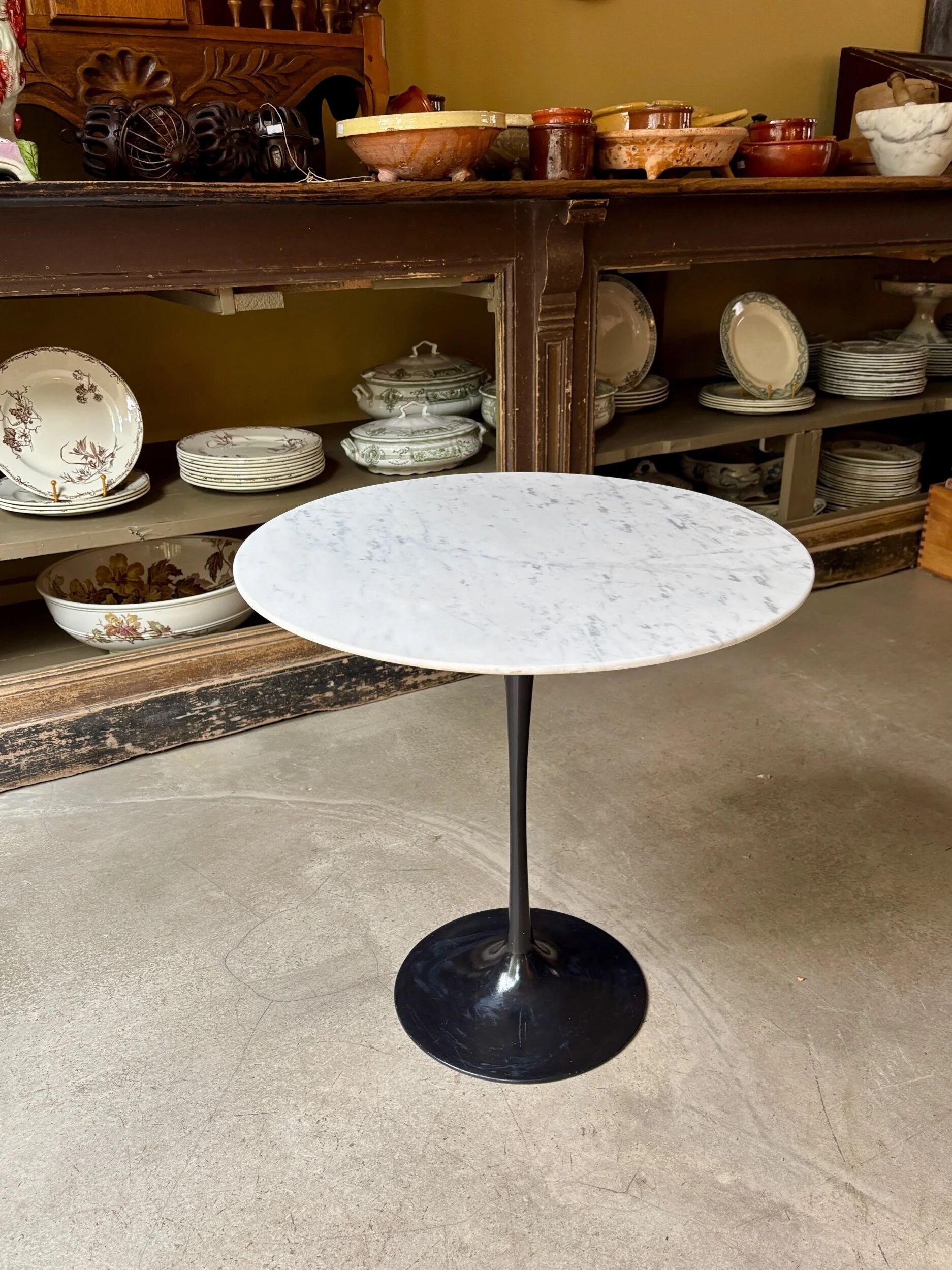 Table d'appoint, basse Eero Saarinen en marbre gris et pied tulipe noir ⌀ 51 cm