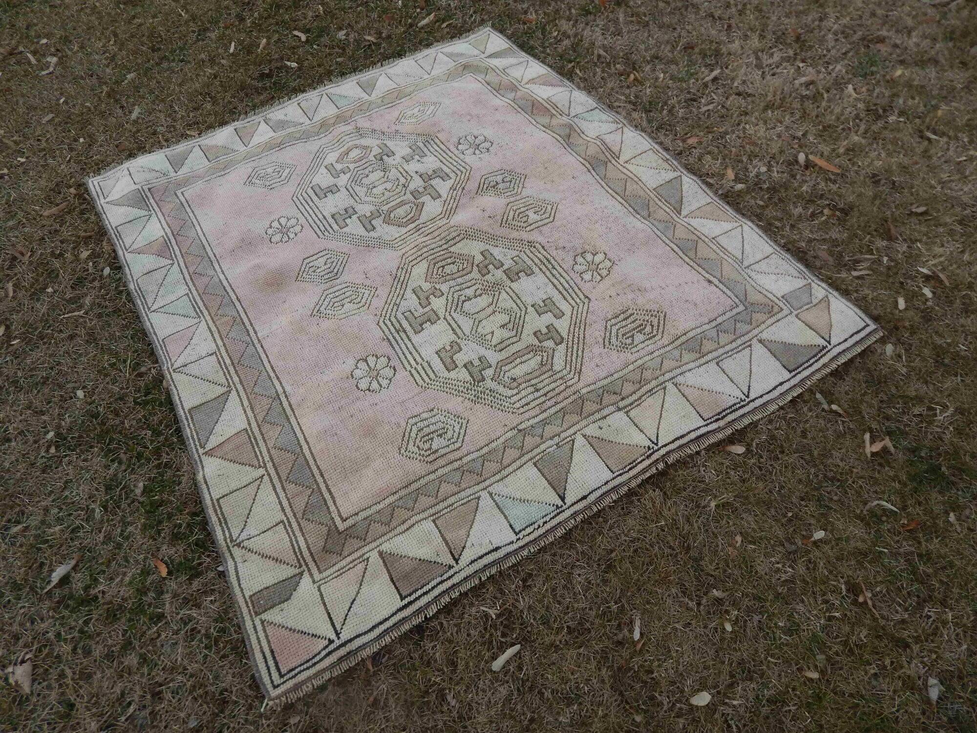Vintage Turkish Oushak rug 121x140 cm