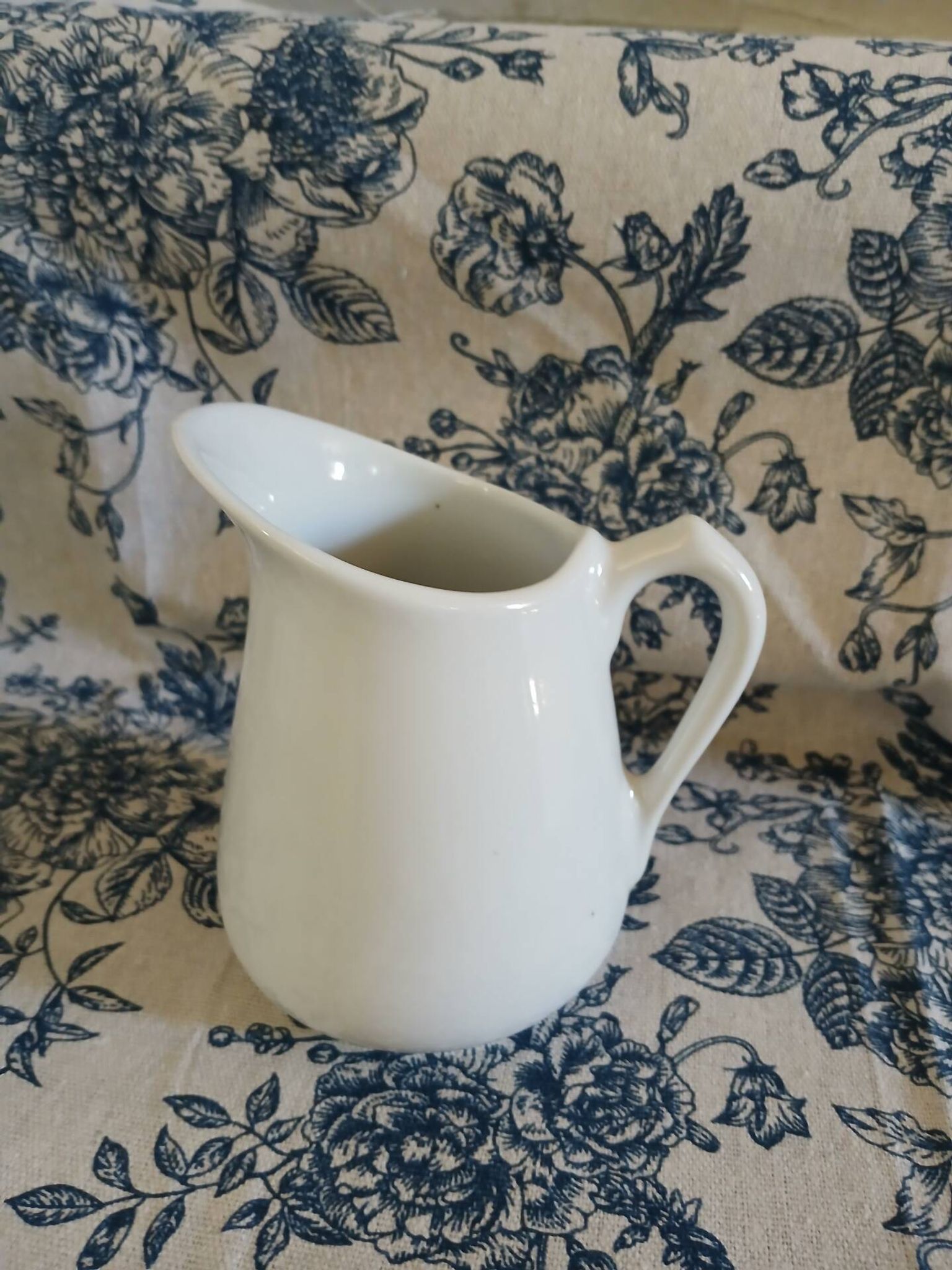 2 small vintage jugs