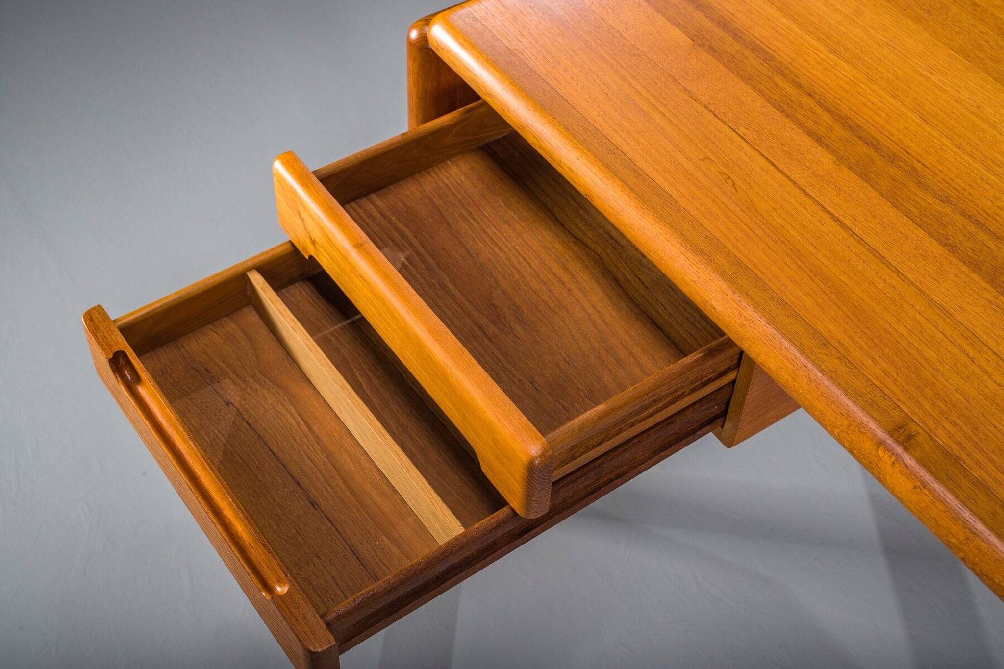 Bureau vintage en teck d'un ébéniste danois, années 1950