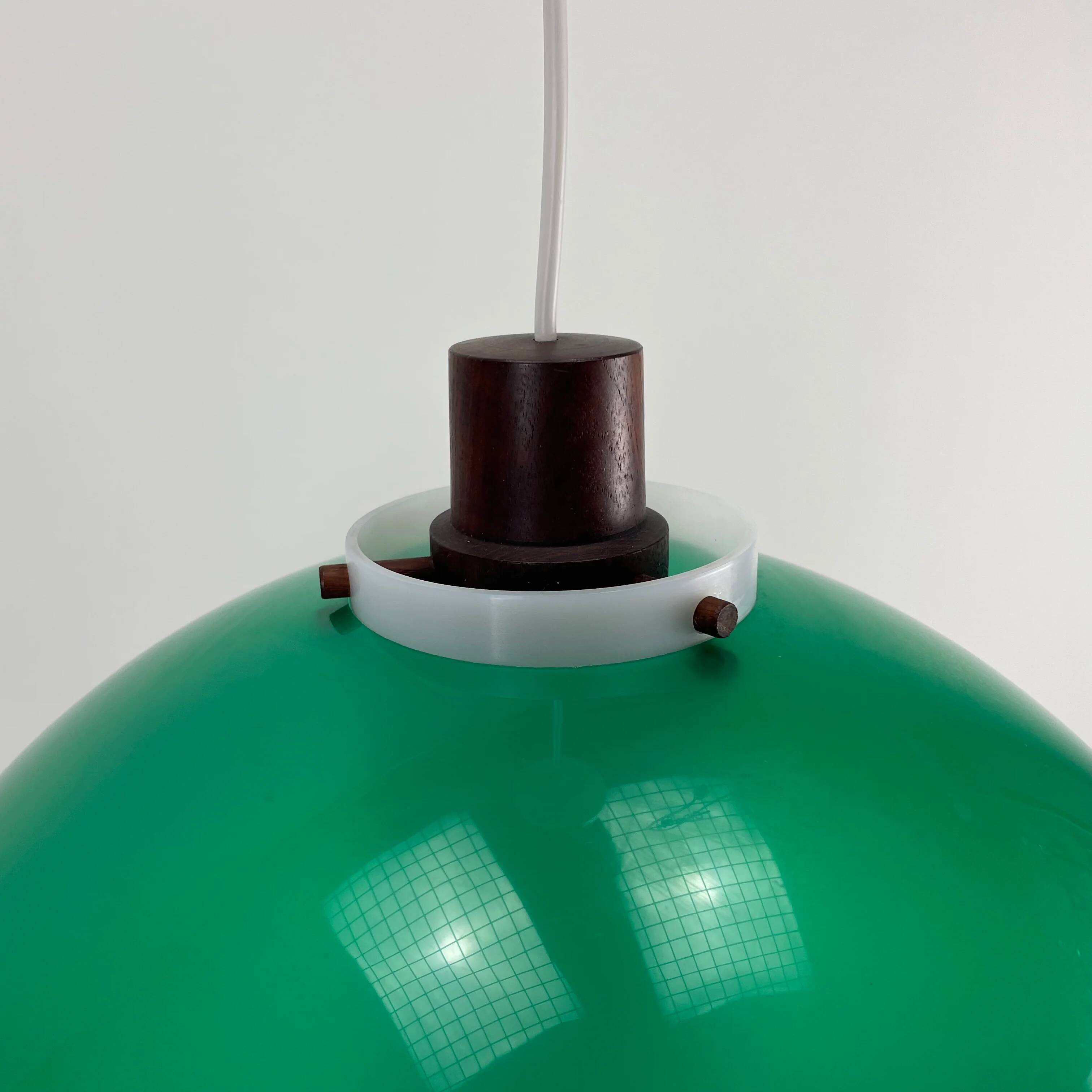 Suspension champignon verte par Uno & Östen Kristiansson pour LUXUS, Suède 1960