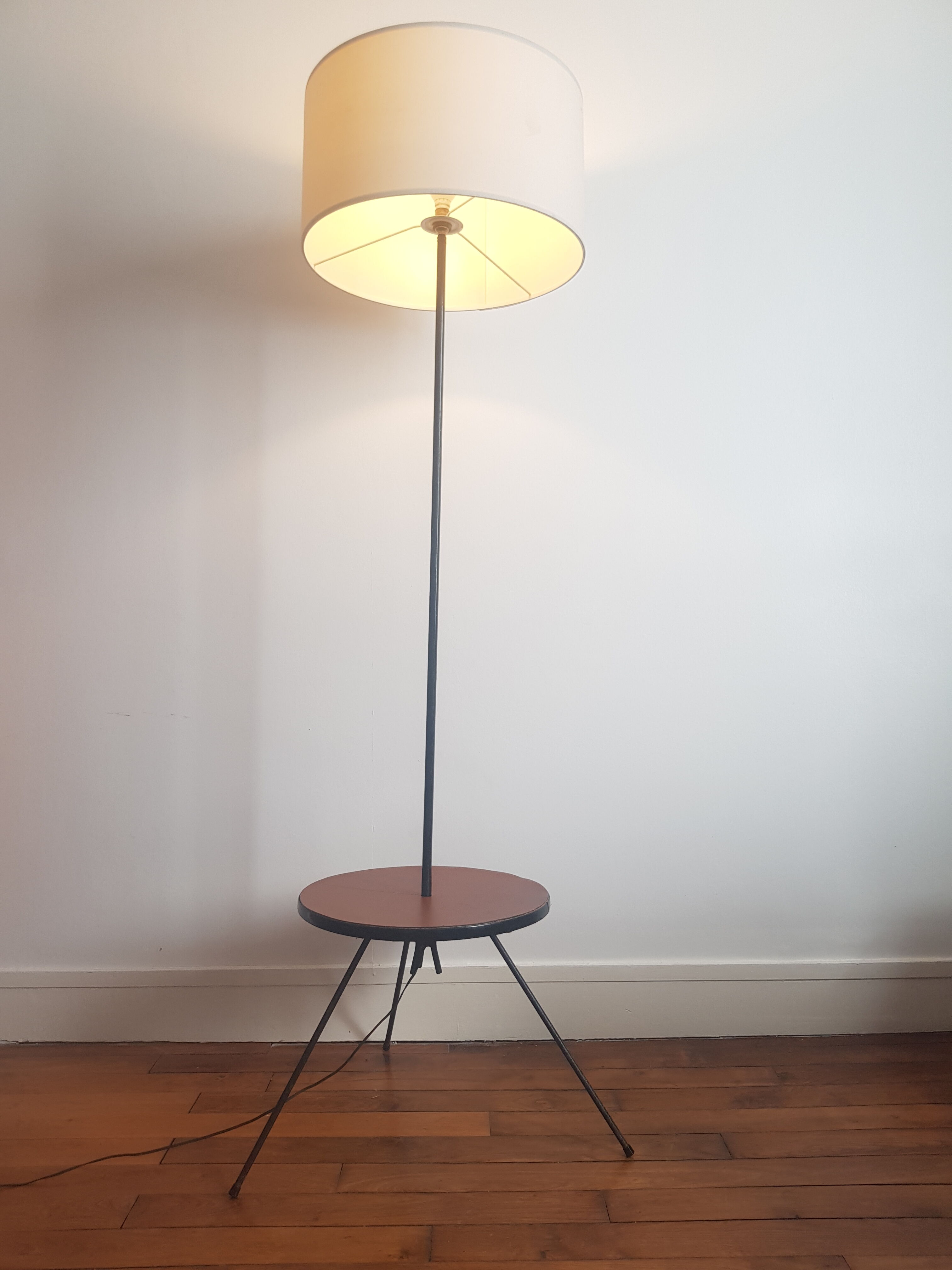 Tripod tablet floor lamp
