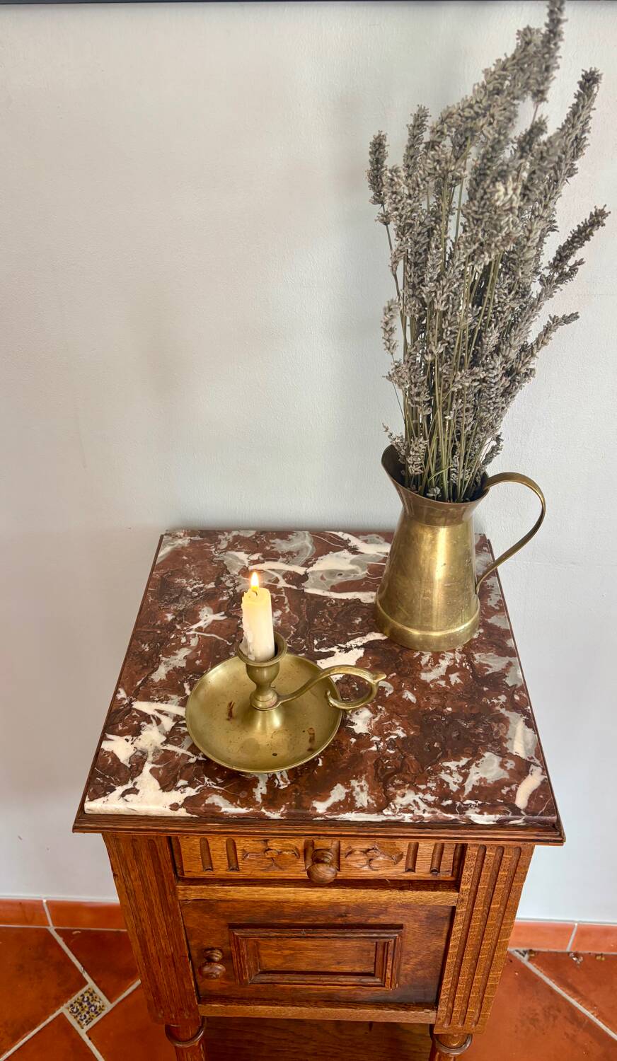Table de chevet dessus en marble rose