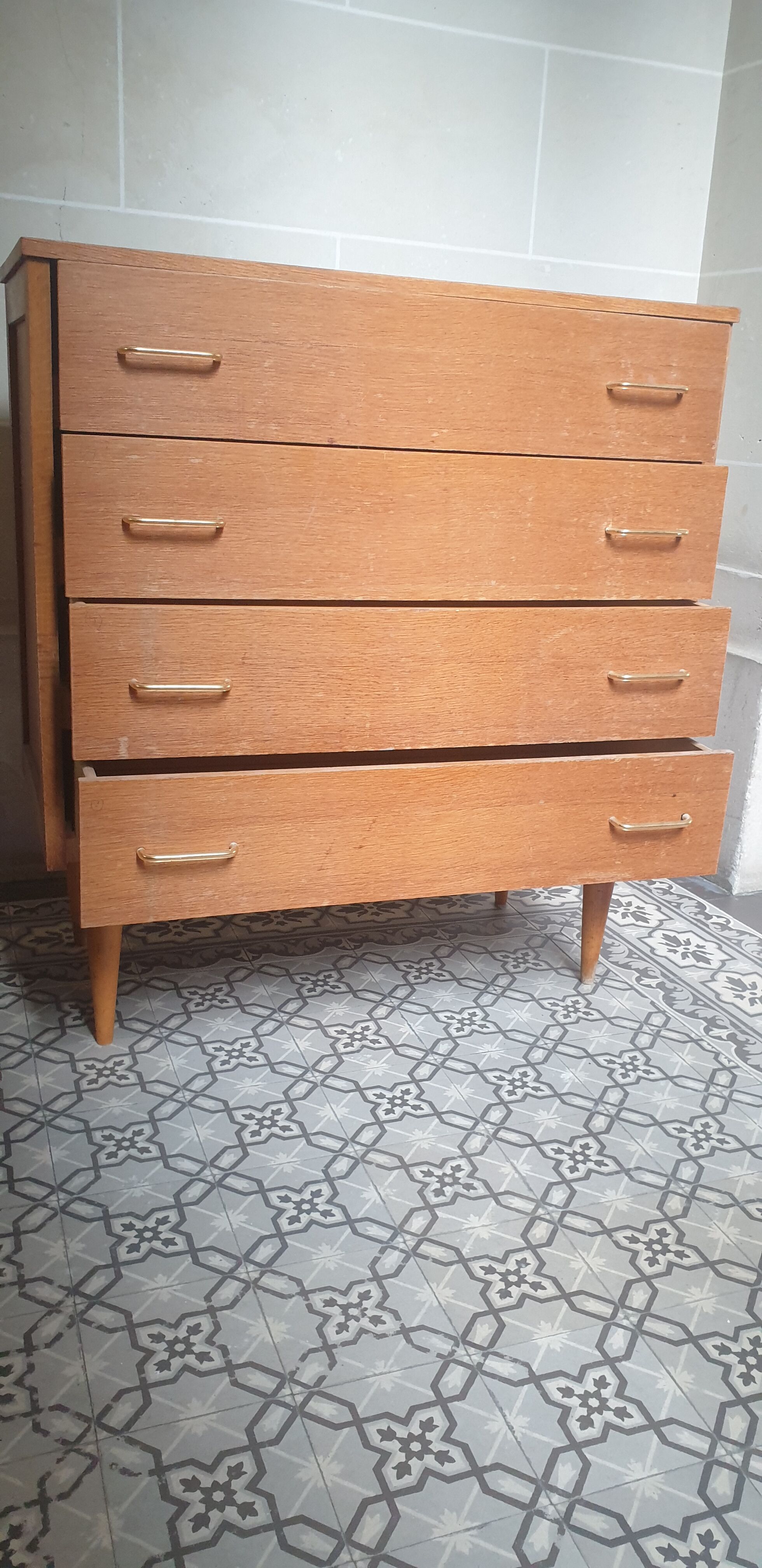 Chest of drawers 60s - spindle feet