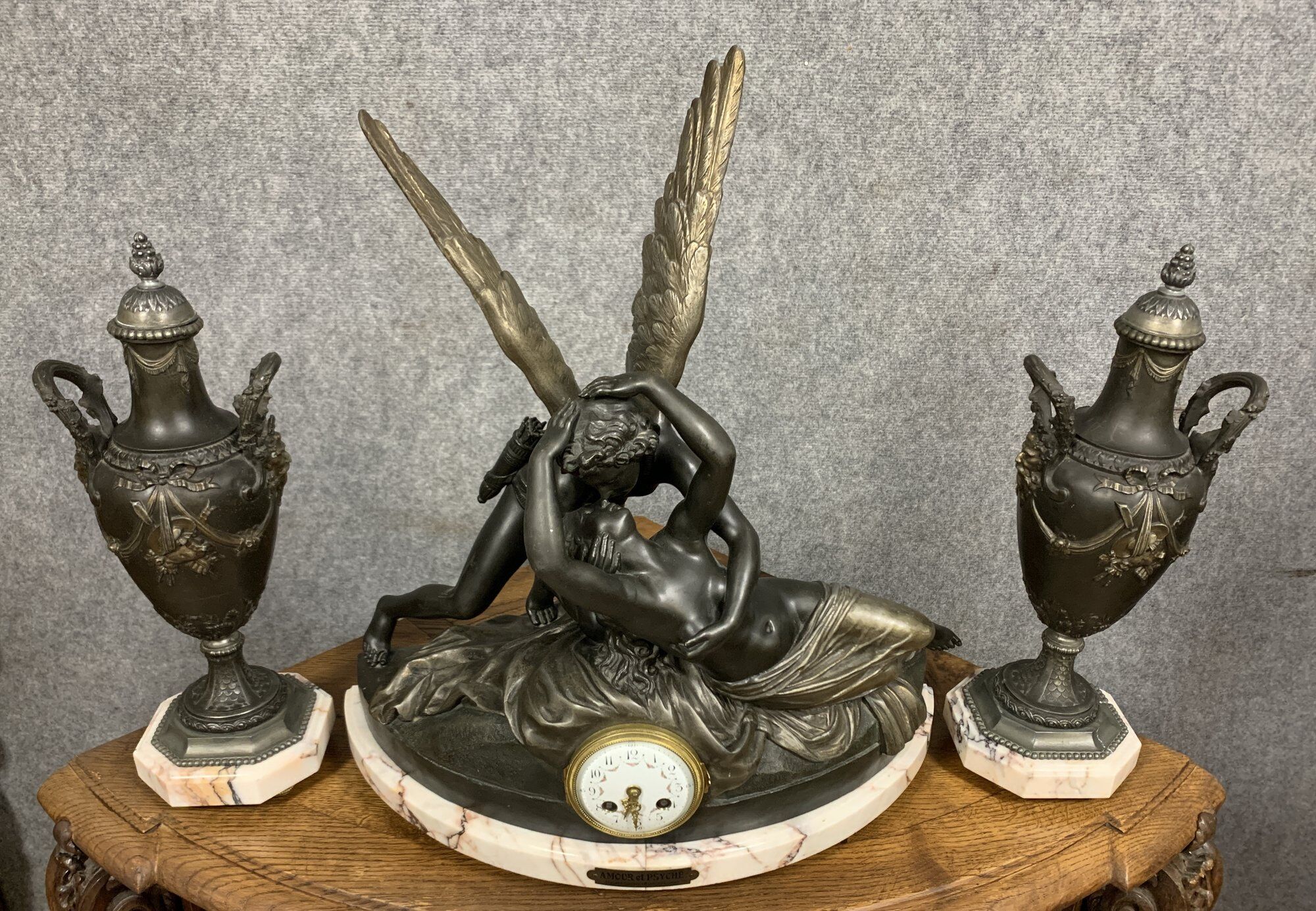 Pendule triptyque vers 1850 (60 x 54cm) Amour et Psyché par Canova
