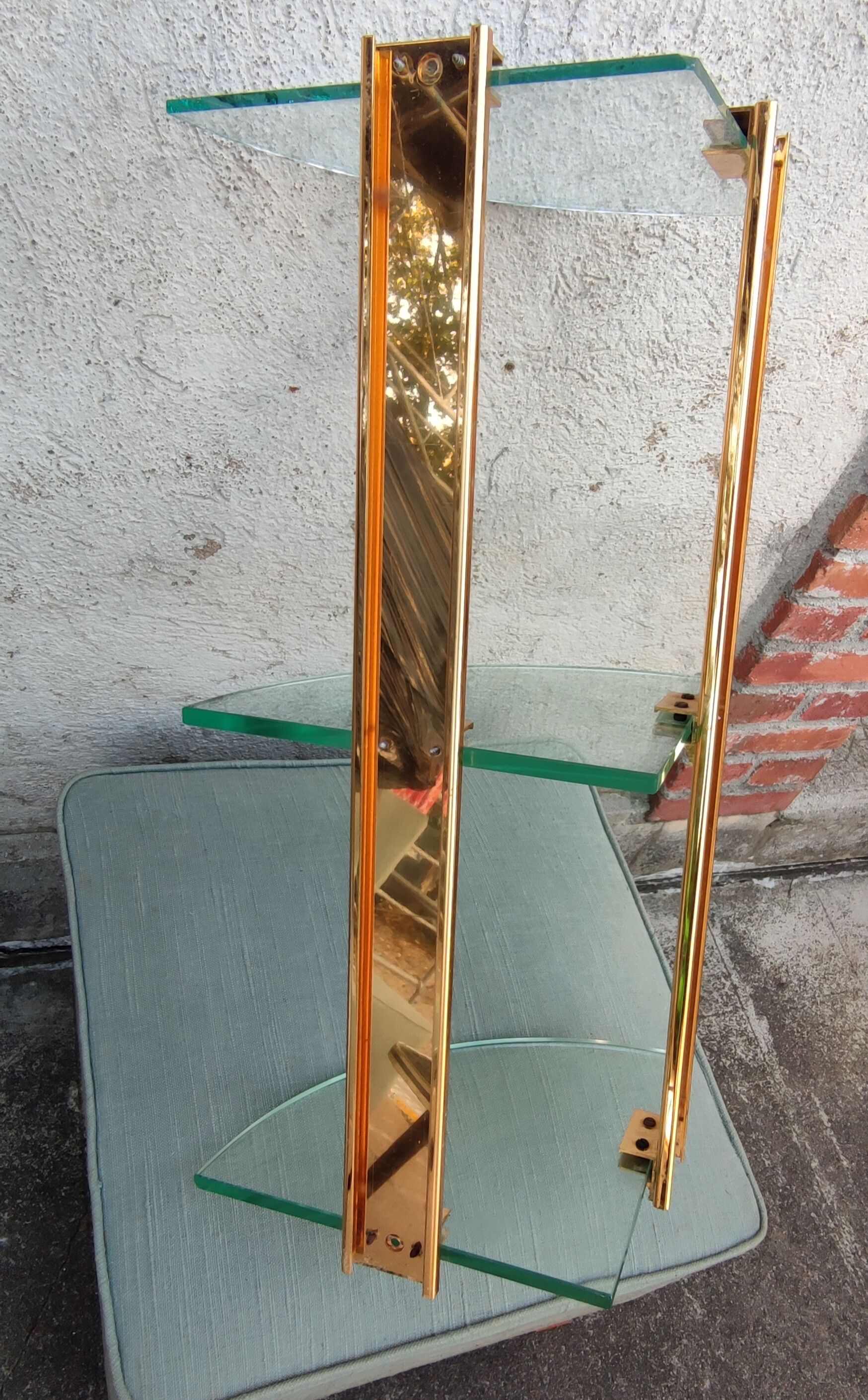 Wall shelf in gilded metal and glass/1980s