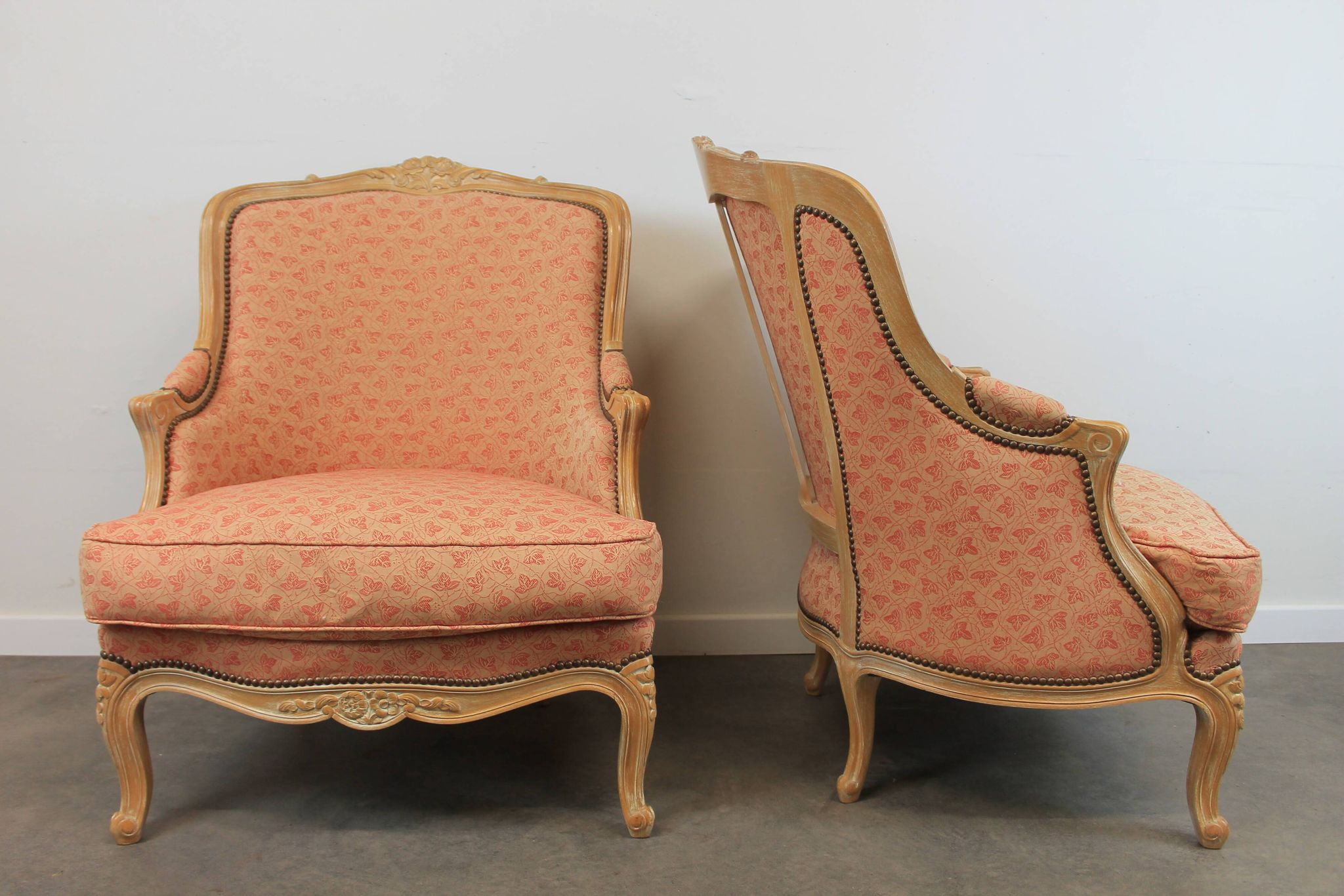 Paire de fauteuils bergère de style Louis XV