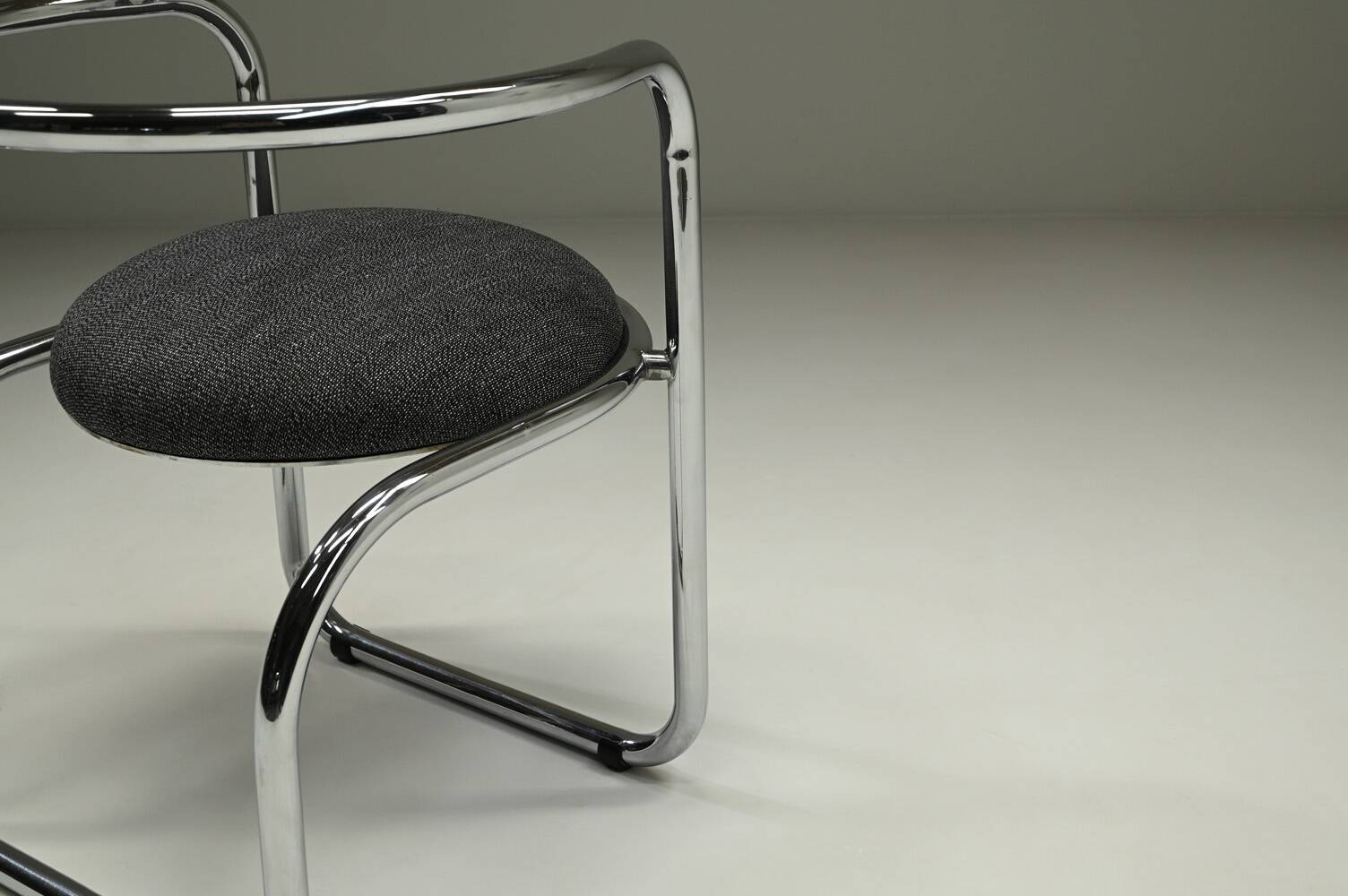 Set of 2 chrome side chairs, 1970s Italy.