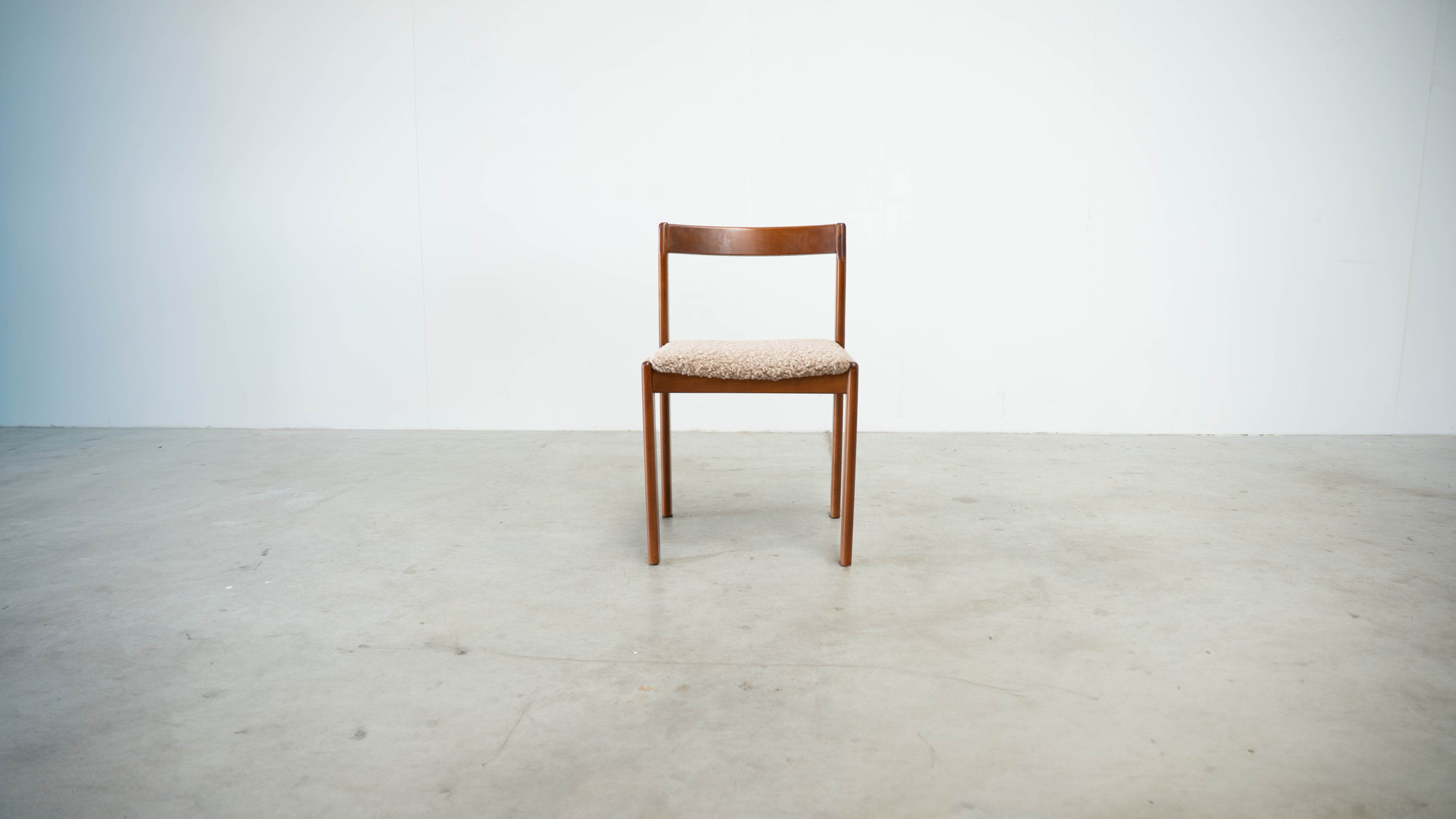 Set of six elegant Italian dining chairs