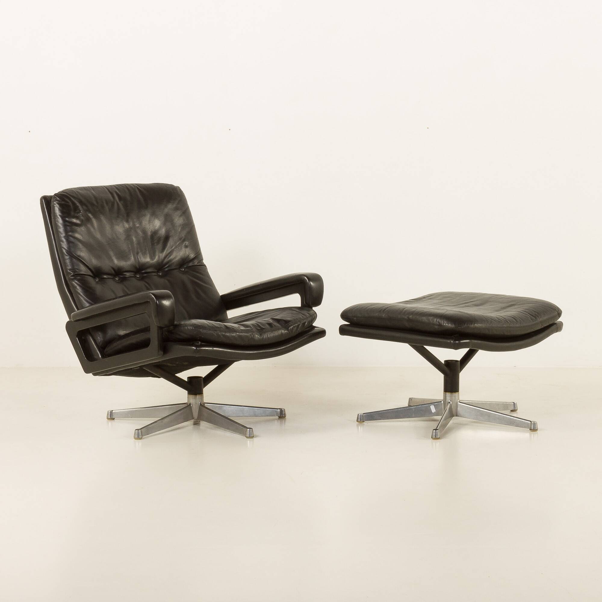 Fauteuil lounge vintage avec tabouret par André Vandenbrouck