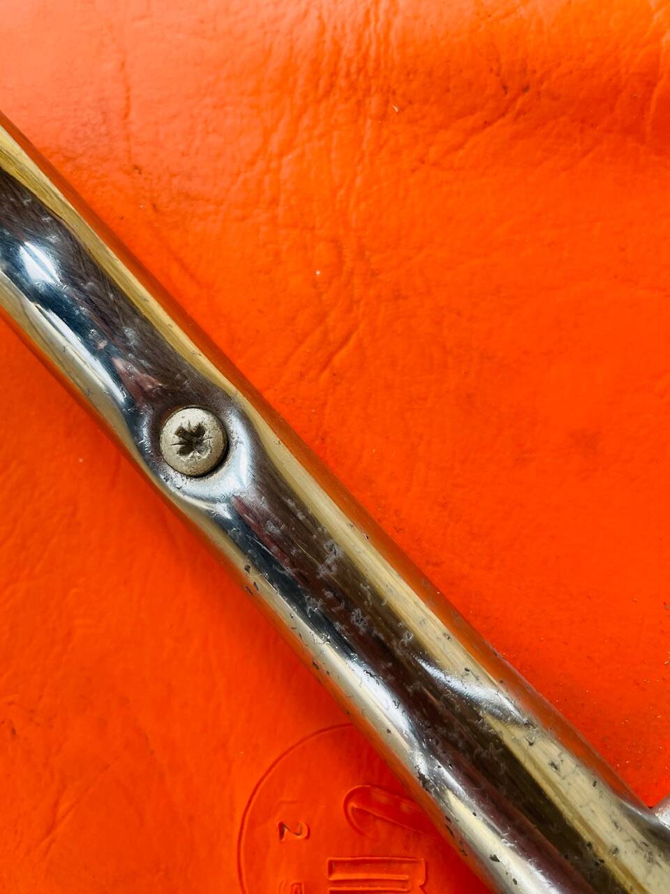 Tabouret vintage skaï orange et pieds chrome circa 70s