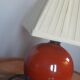 Lampe à poser pied boule en céramique rouge paprika abat jour coton plissé 1980