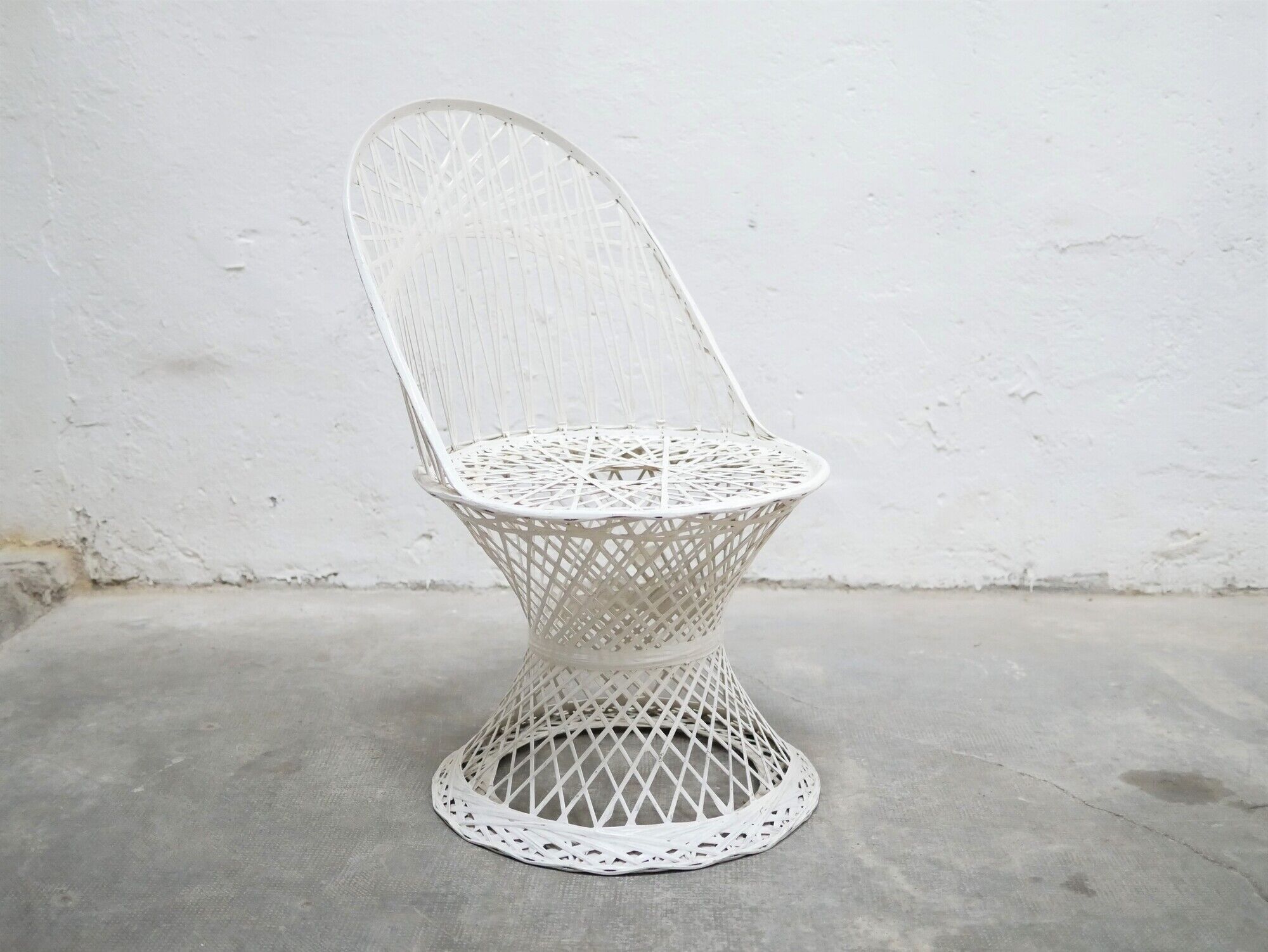 Garden table and 5 vintage fiberglass chairs by Russell Woodard