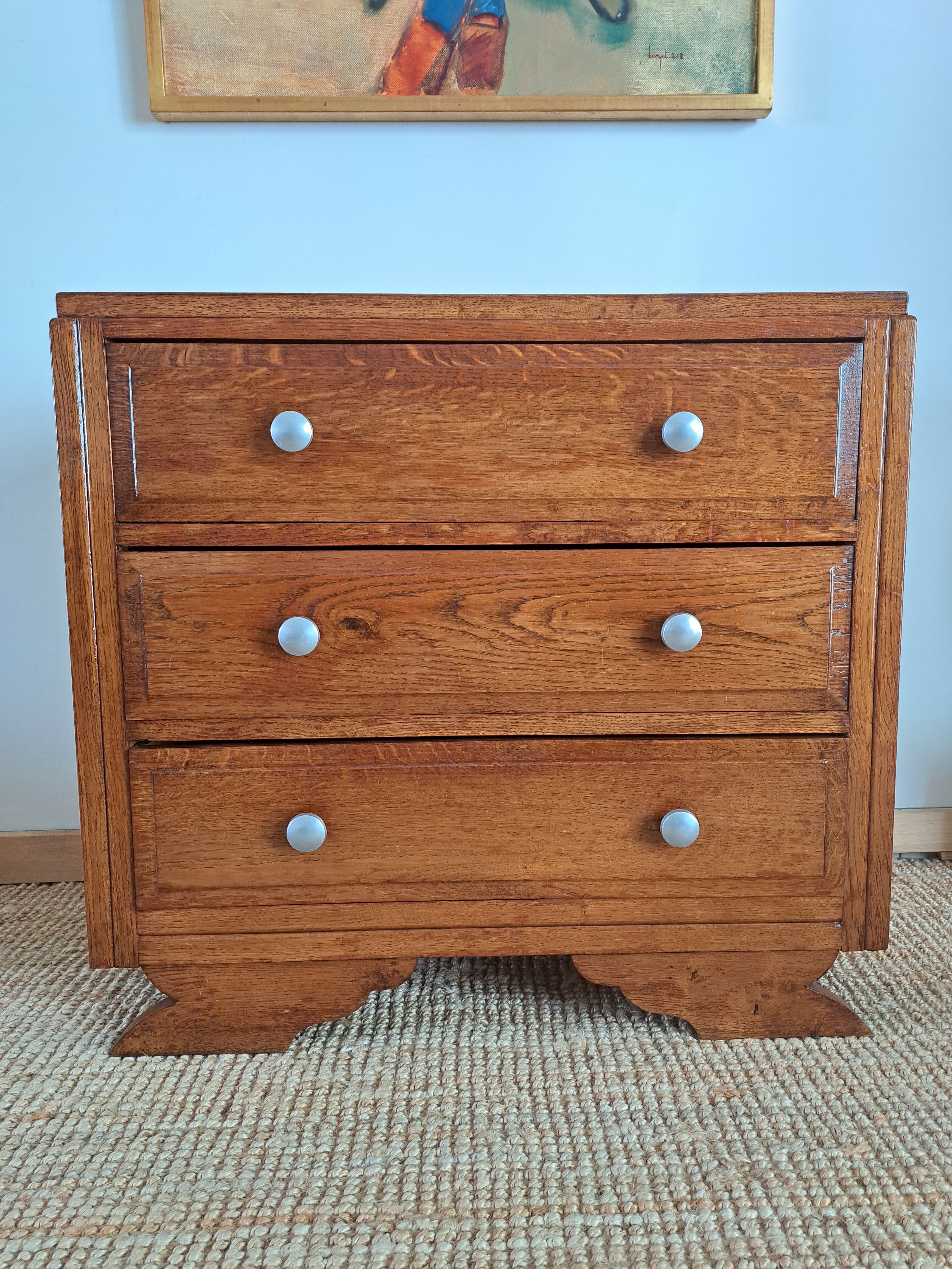 Oak chest of drawers from the 1950s.