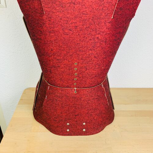 Buste de mannequin de couture en carton rouge