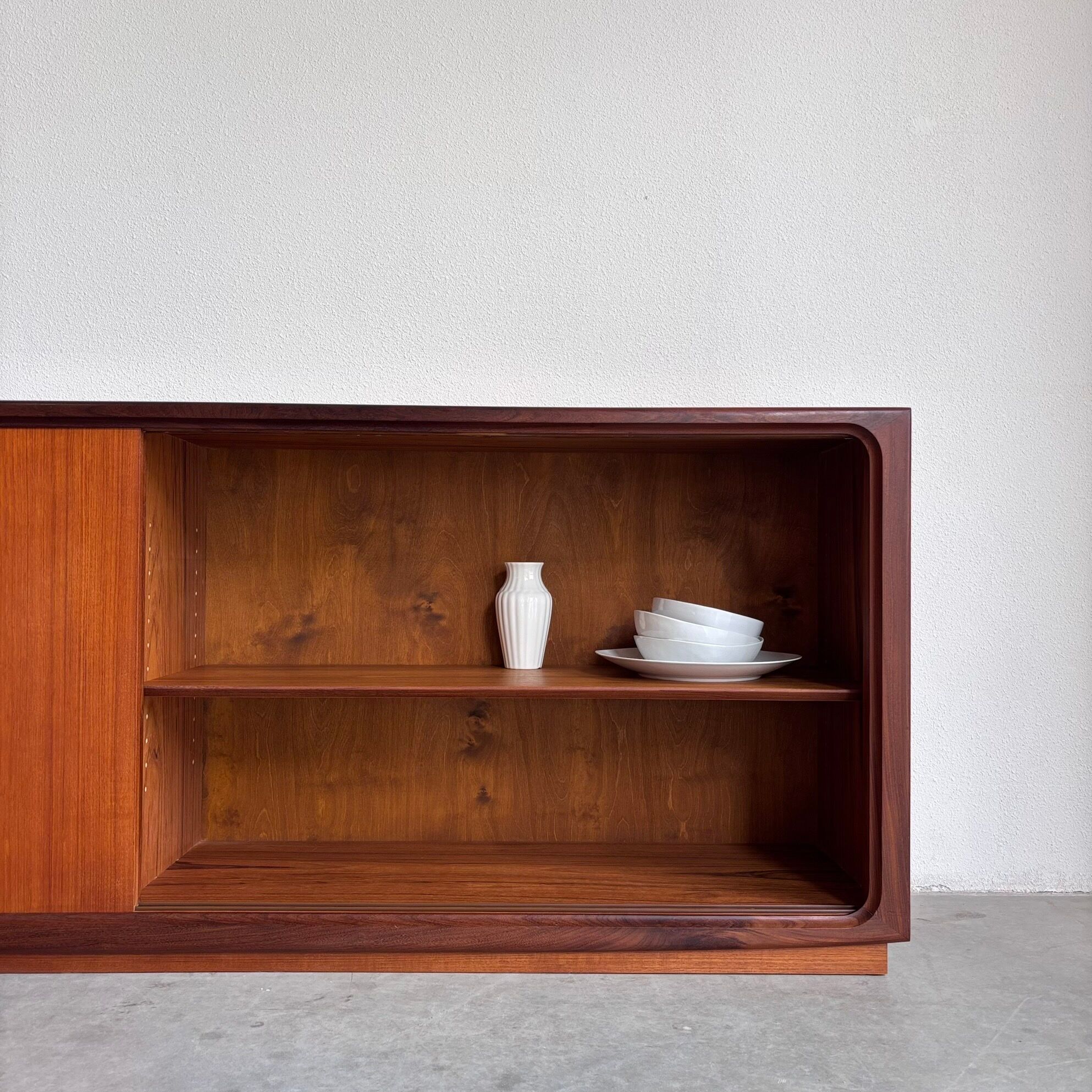 Basse vintage danoise en teck sur plinthe