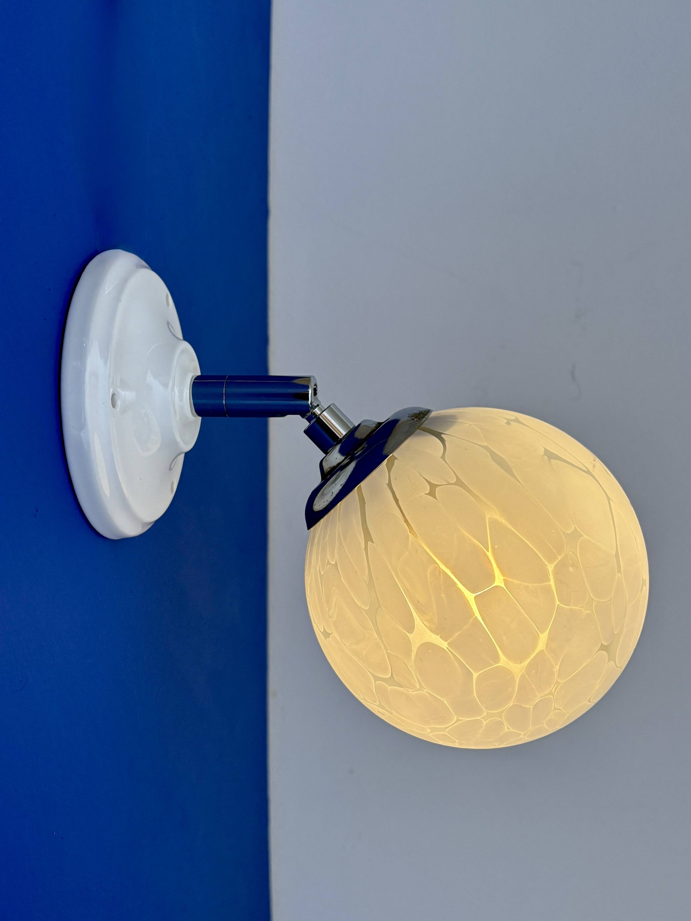 Applique globe vintage en verre de Clichy blanc
