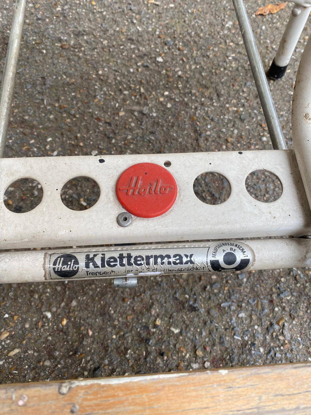 Folding step stool in solid wood and white steel