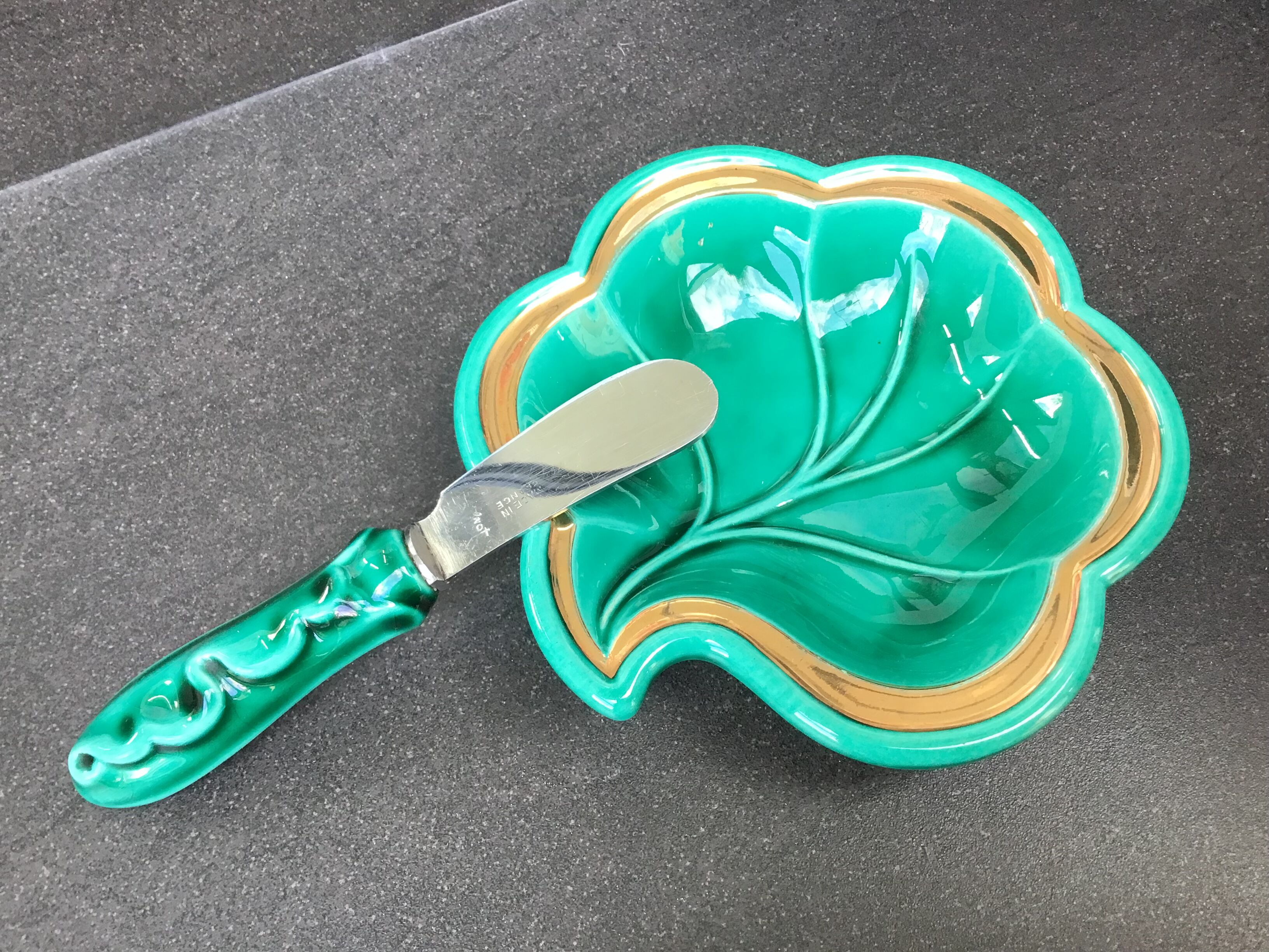 Verceram butter dish in the shape of a leaf, with its knife