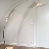 Rare lampadaire de parquet de style Arco en aluminium brossé, réflecteur conique en plastique blanc et socle de marbre carré