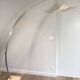Rare lampadaire de parquet de style Arco en aluminium brossé, réflecteur conique en plastique blanc et socle de marbre carré