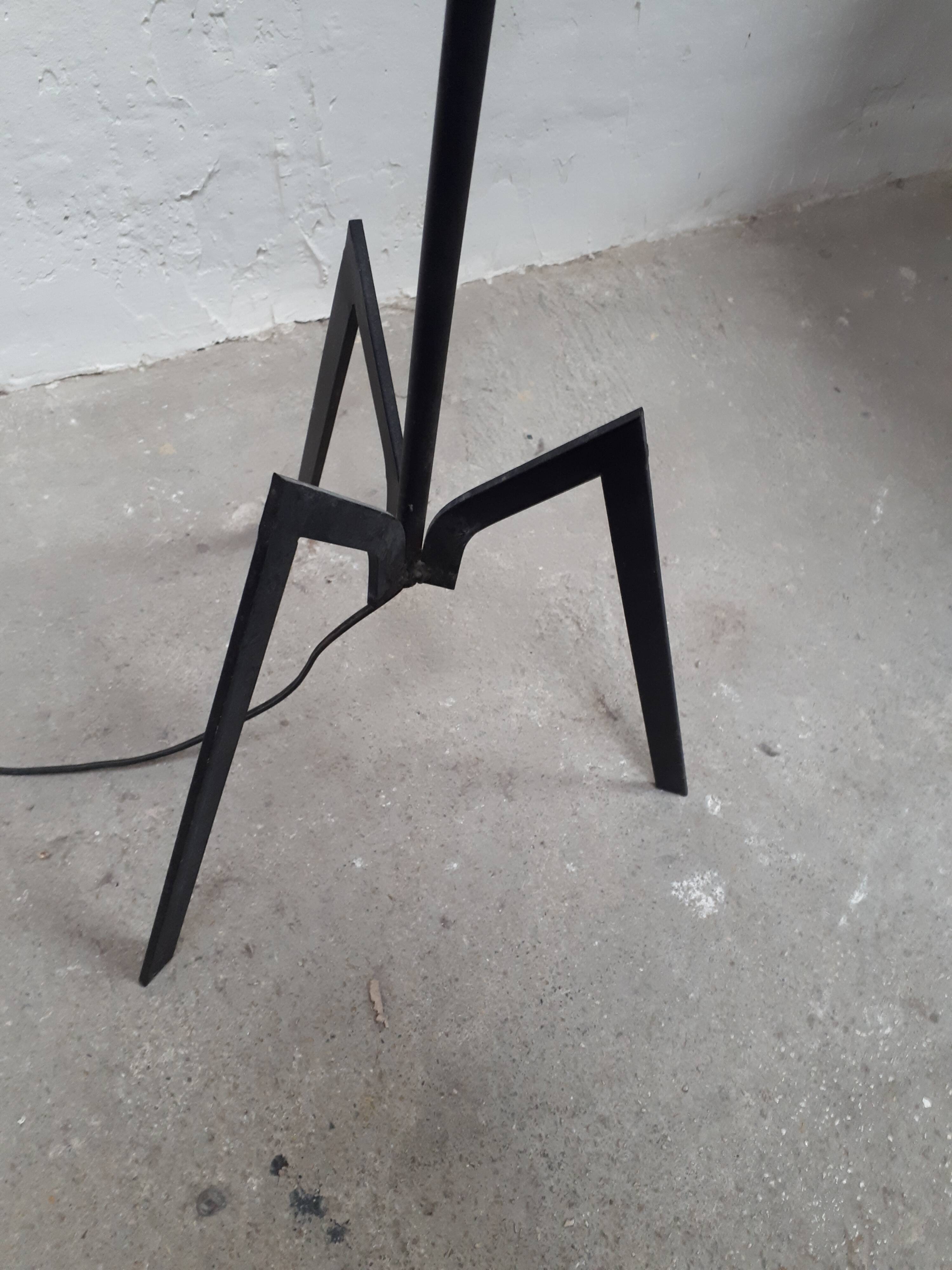 Lampadaire vintage tripode métal noir 1950