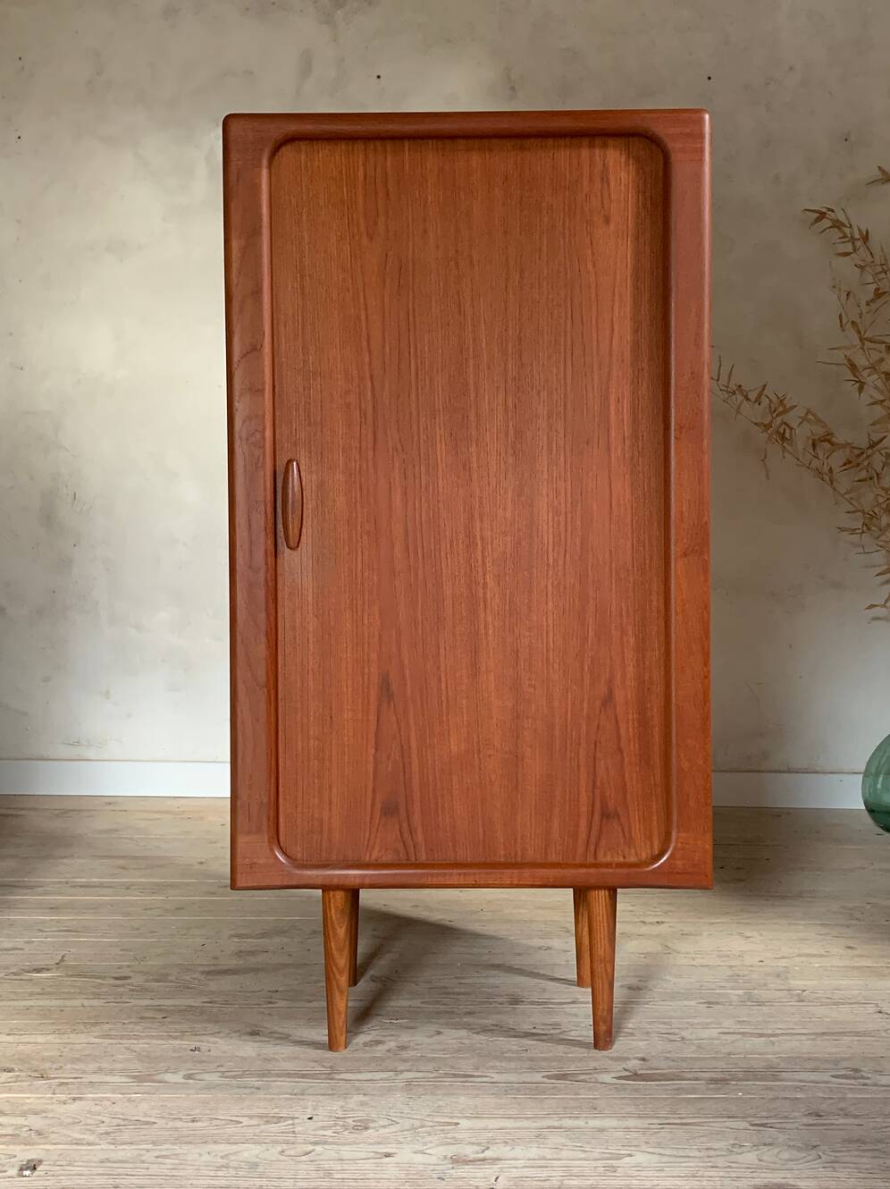 Armoire à rideau scandinave en teck vintage