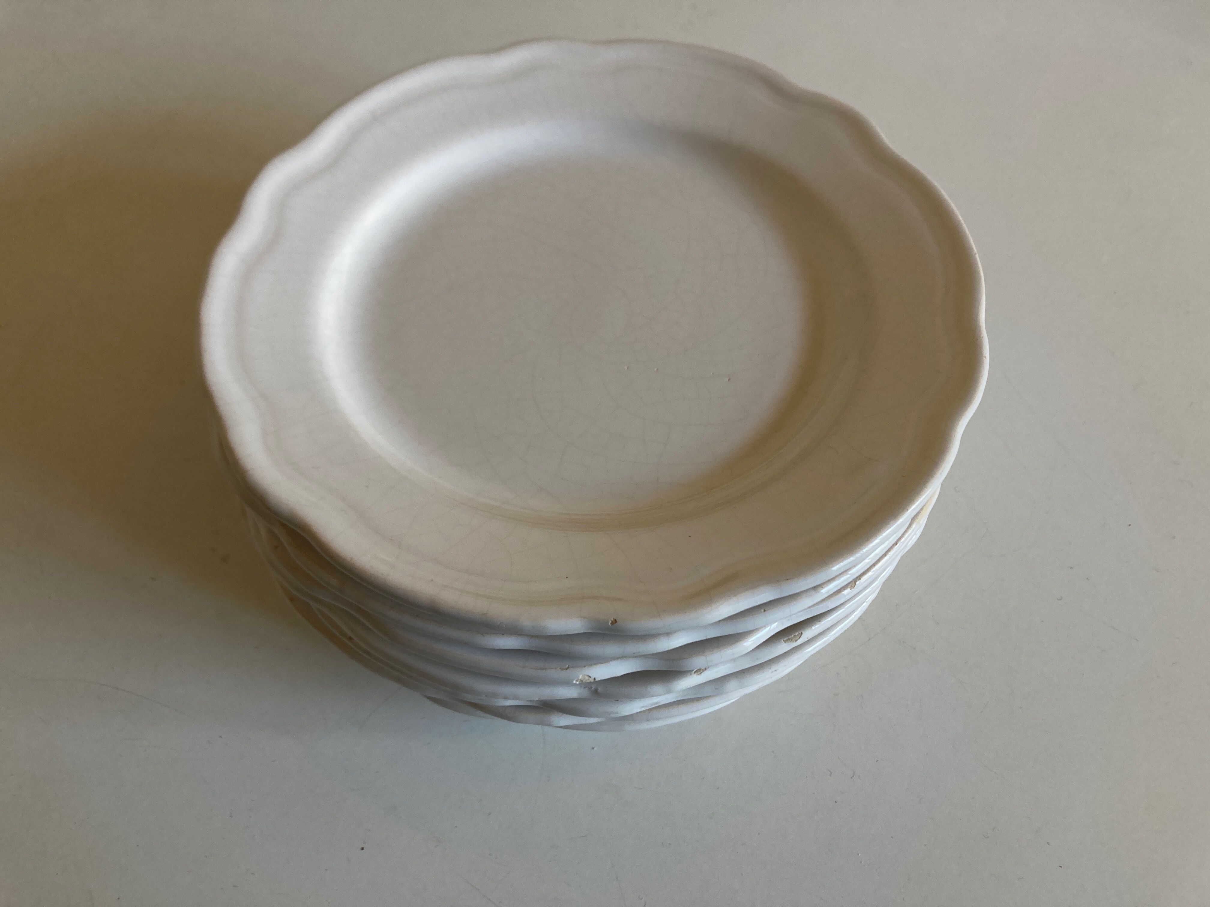 Set of 7 Mougins plates in white enamelled clay with gadroons