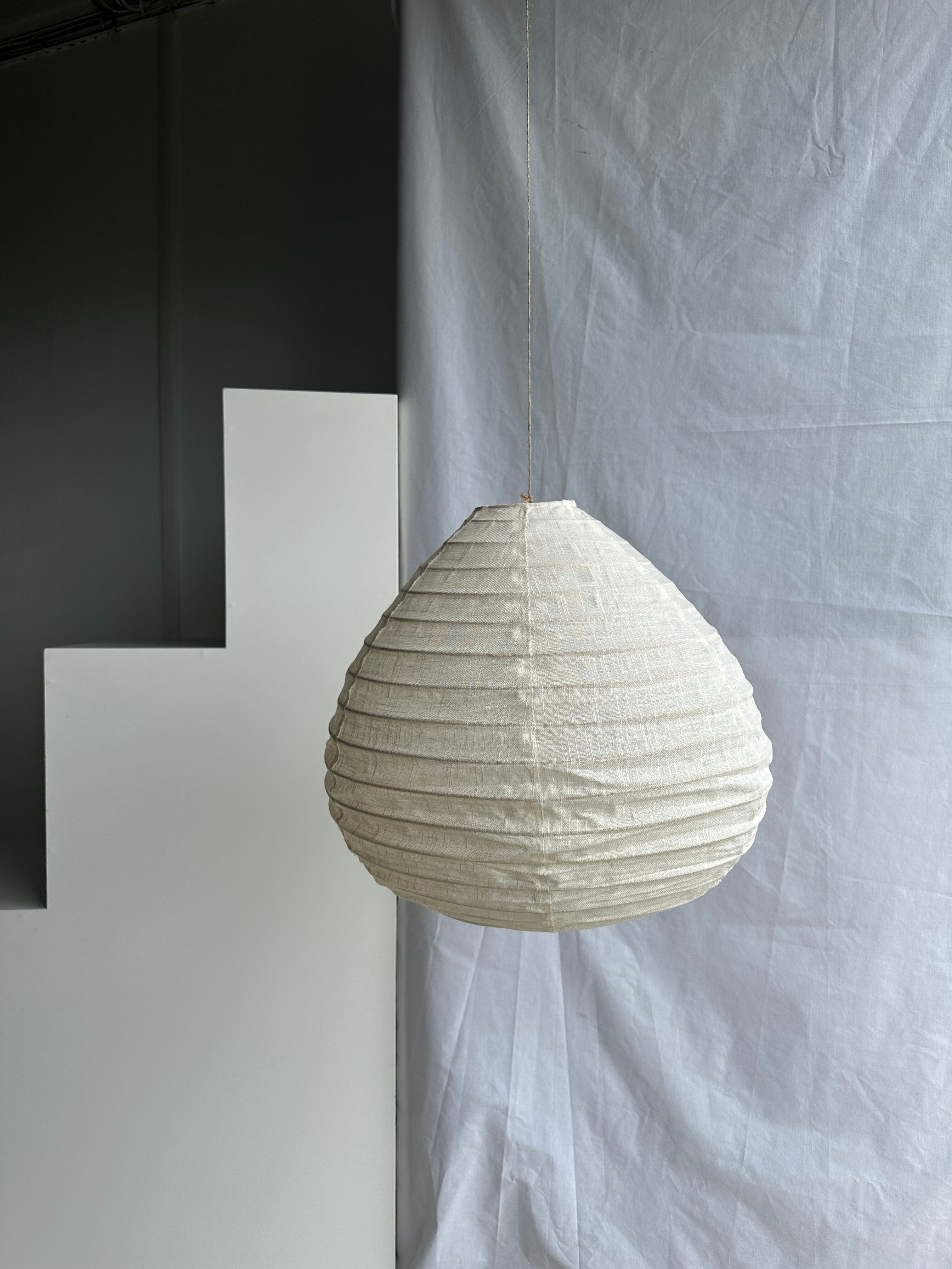 Suspension in rattan and natural japanese linen in the shape of a drop
