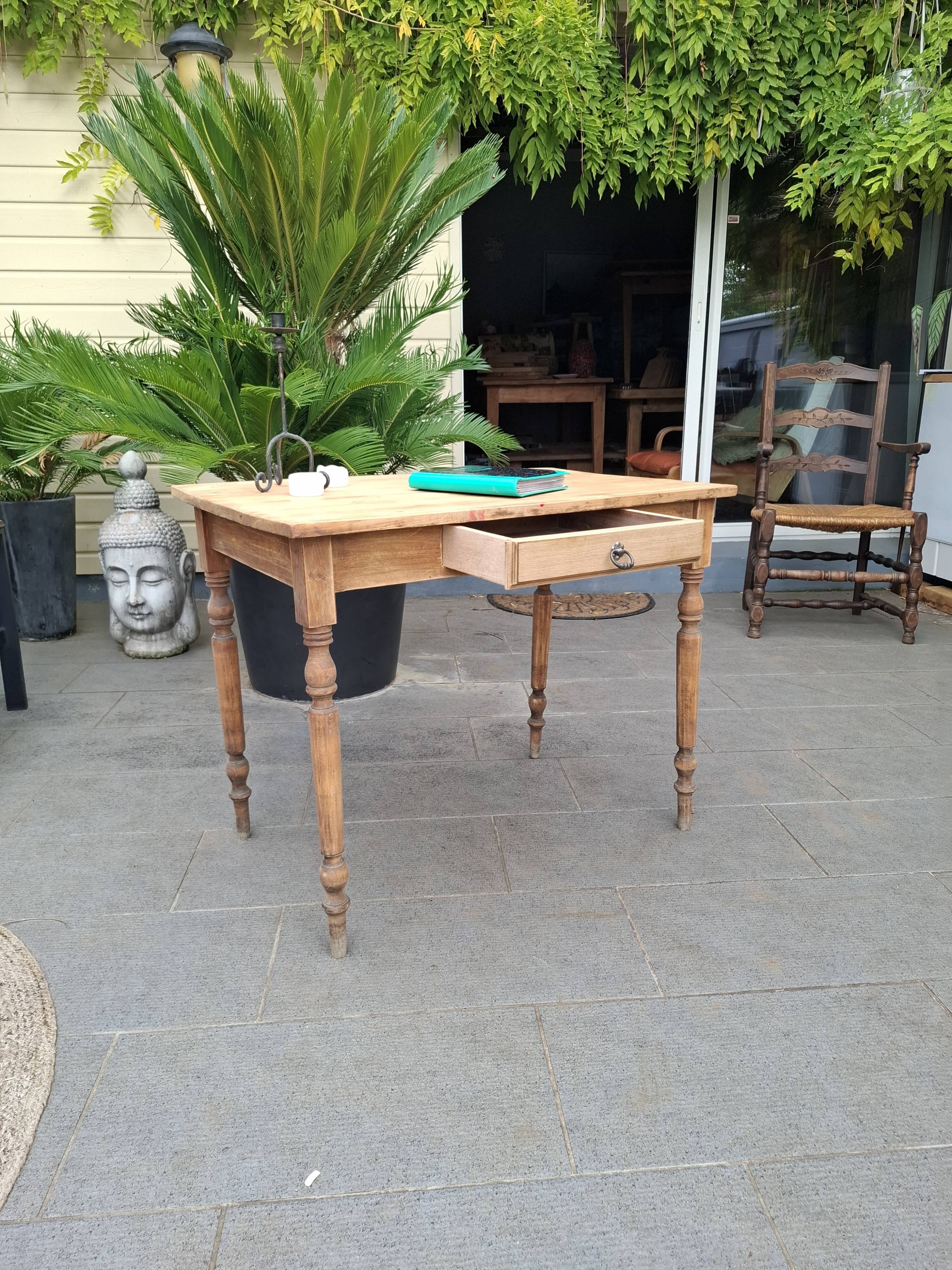 Bureau rénovée à la main