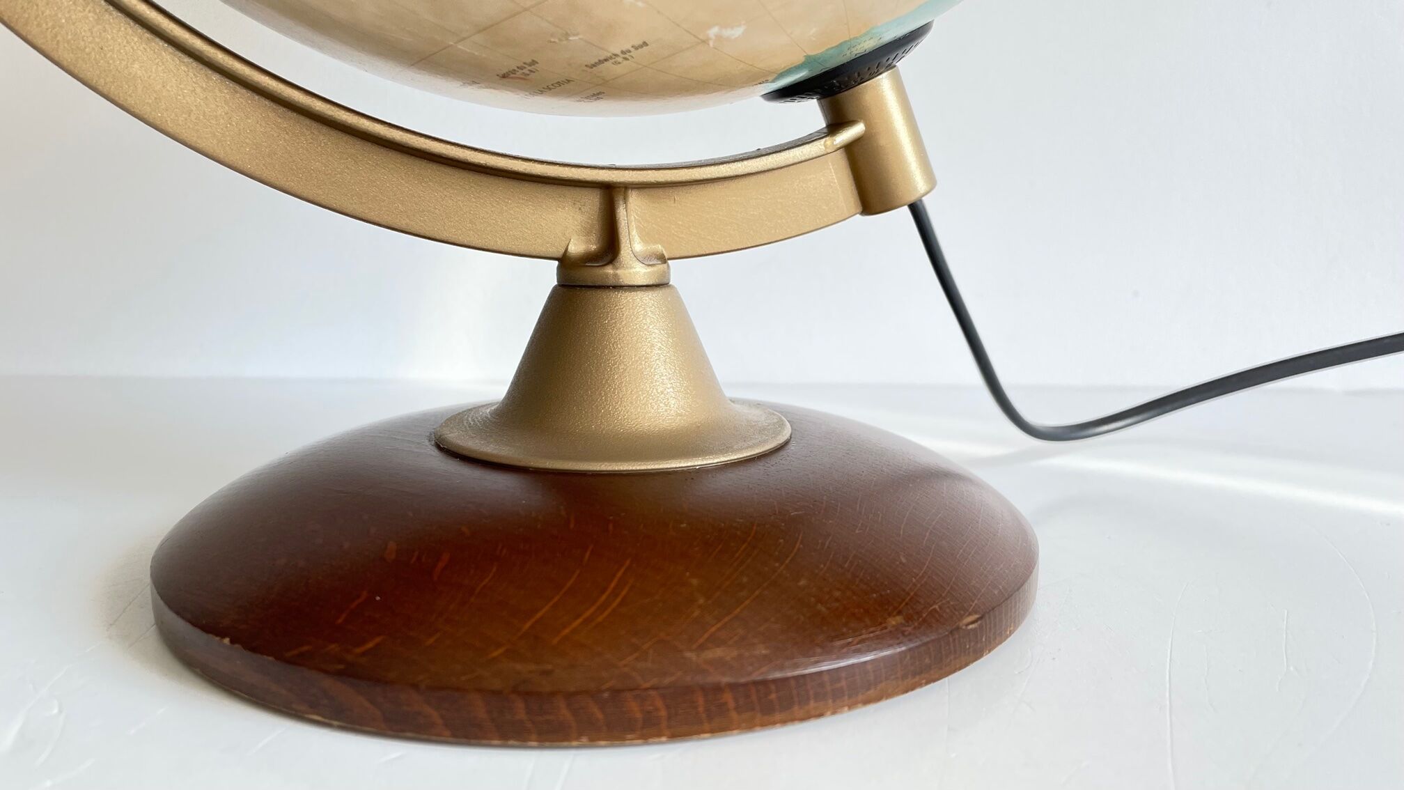 Globe earth luminous italy vintage wood