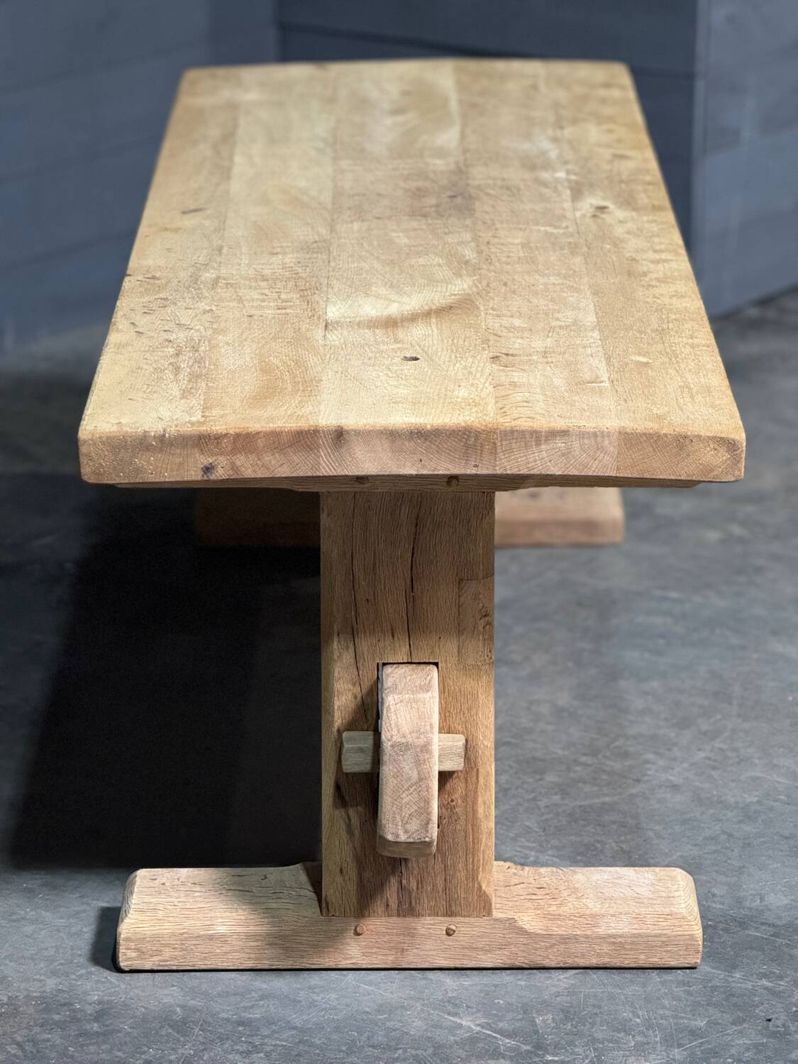 Table de style monastère